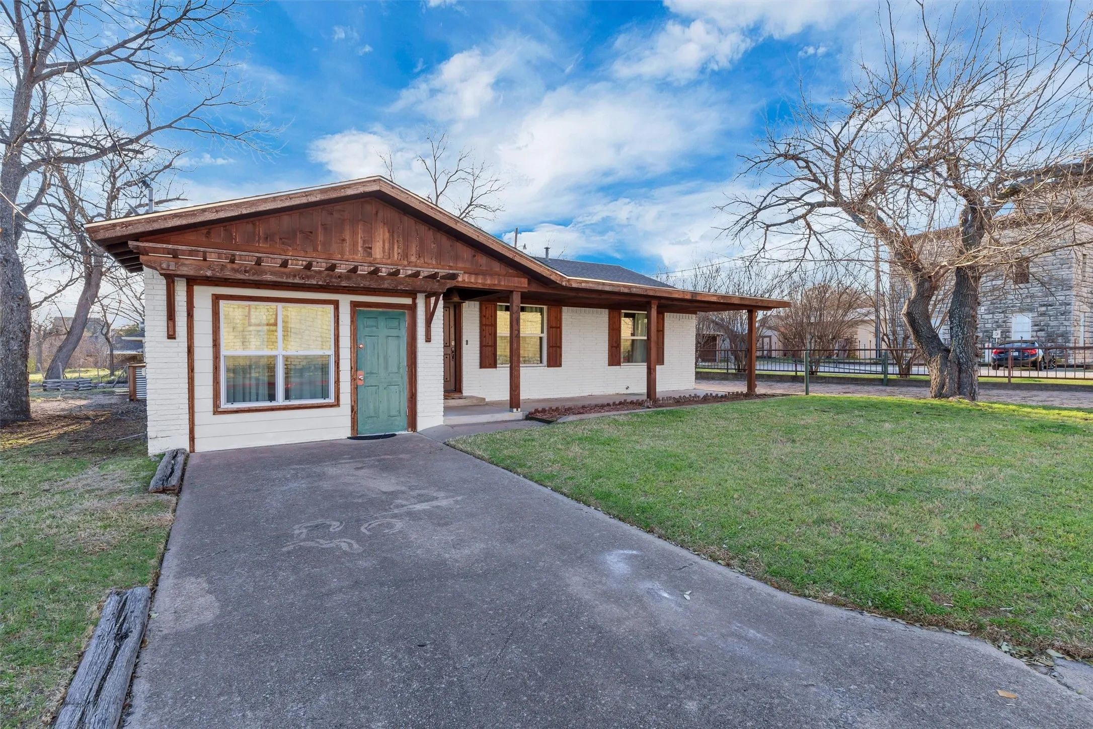 Hotel/Motel For Sale in Hood County , 212 N Crockett Street, Granbury, Texas 76048, 0, 0, Garage spaces, 0 Sqft, built in 1964, Preowned, mls#21191680, Real Estate Agent in Granbury, Homes For Sale in Hood county, Homes For Sale in Granbury, Realtor in Granbury Texas, Real Estate Brokerage Independent Realty Texas, Luminita Cordes Realtor