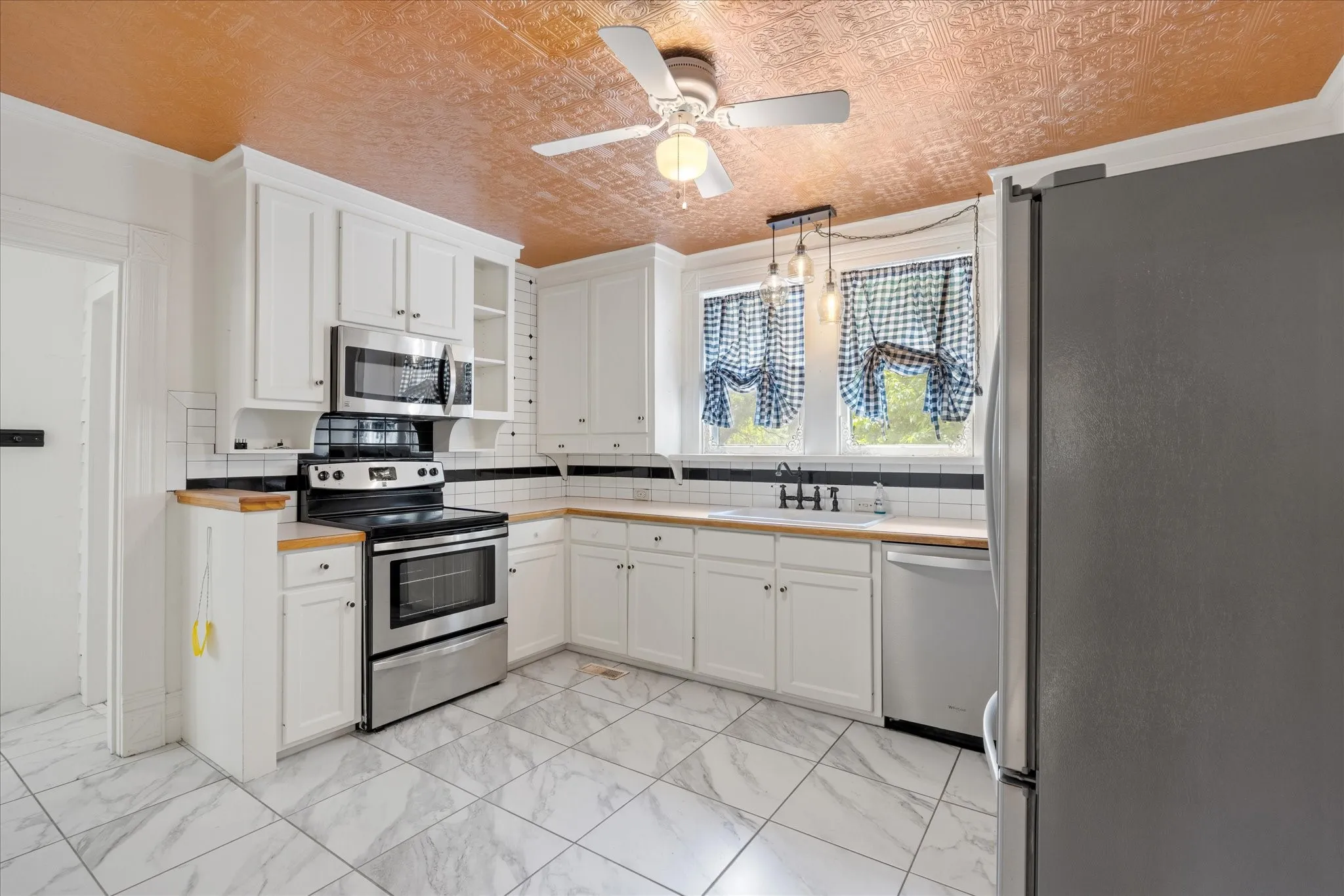 Single Family Residence For Sale in Erath County , 330 E Mcneill Street, Stephenville, Texas 76401, 3 Bedroom, 2 Bathroom, Garage spaces, 2,145 Sqft, built in 1920, Preowned, mls#21194063, Real Estate Agent in Stephenville, Homes For Sale in Erath county, Homes For Sale in Stephenville, Realtor in Stephenville Texas, Real Estate Brokerage Independent Realty Texas, Luminita Cordes Realtor