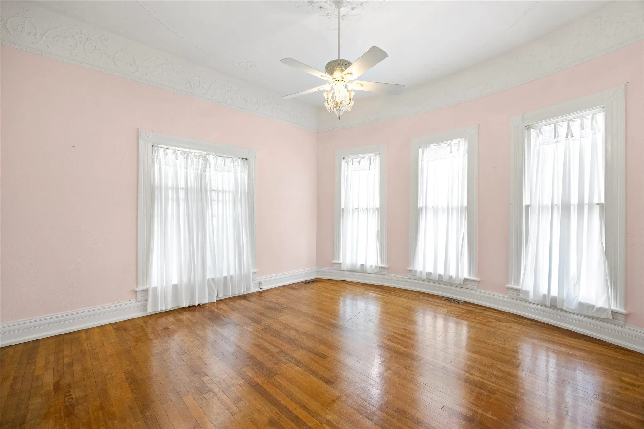 Single Family Residence For Sale in Erath County , 330 E Mcneill Street, Stephenville, Texas 76401, 3 Bedroom, 2 Bathroom, Garage spaces, 2,145 Sqft, built in 1920, Preowned, mls#21194063, Real Estate Agent in Stephenville, Homes For Sale in Erath county, Homes For Sale in Stephenville, Realtor in Stephenville Texas, Real Estate Brokerage Independent Realty Texas, Luminita Cordes Realtor