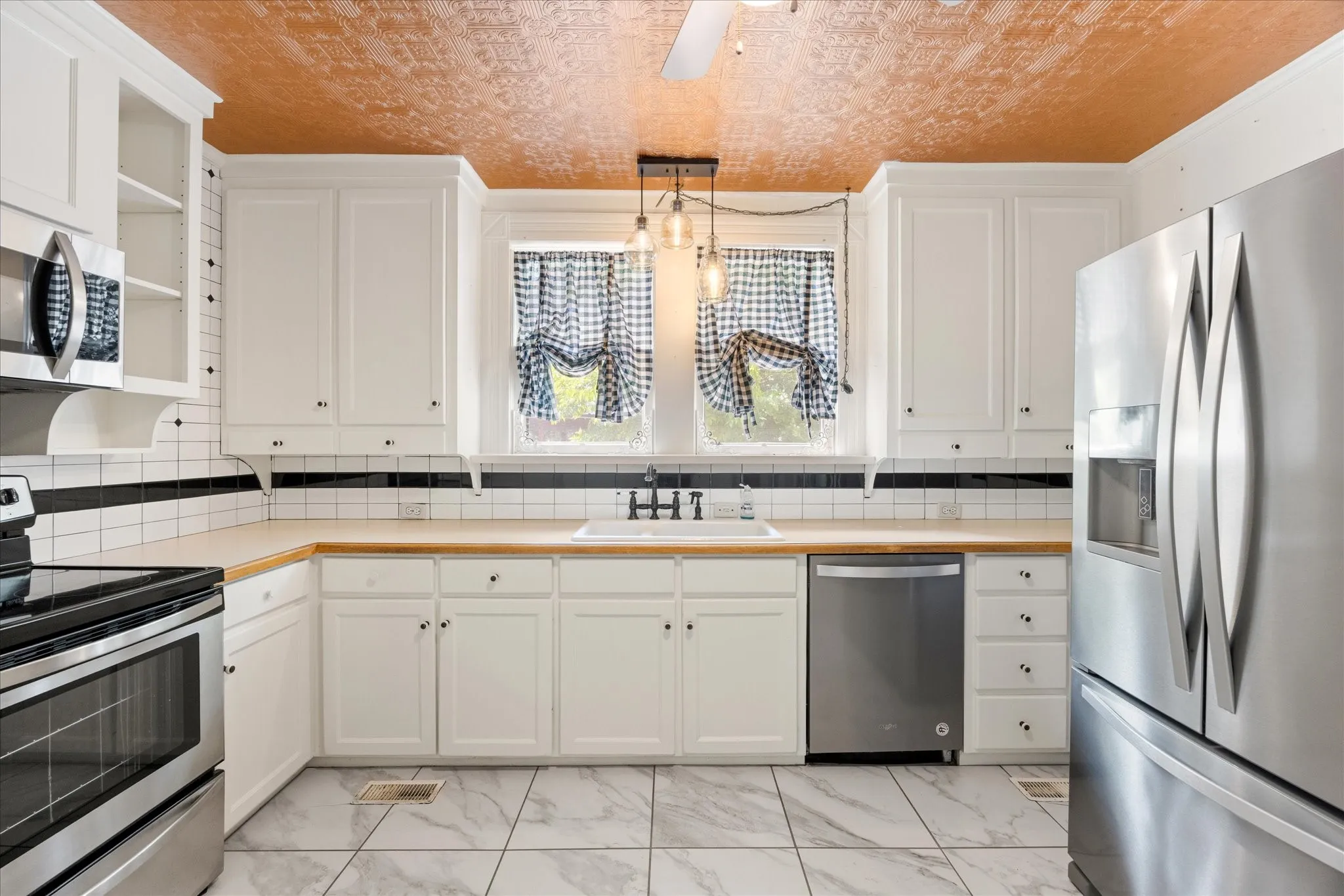 Single Family Residence For Sale in Erath County , 330 E Mcneill Street, Stephenville, Texas 76401, 3 Bedroom, 2 Bathroom, Garage spaces, 2,145 Sqft, built in 1920, Preowned, mls#21194063, Real Estate Agent in Stephenville, Homes For Sale in Erath county, Homes For Sale in Stephenville, Realtor in Stephenville Texas, Real Estate Brokerage Independent Realty Texas, Luminita Cordes Realtor