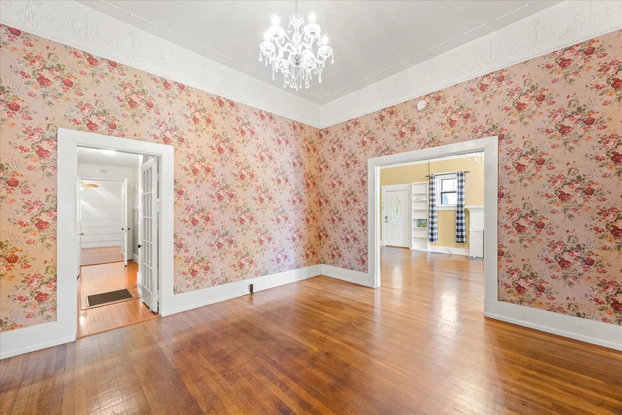 Single Family Residence For Sale in Erath County , 330 E Mcneill Street, Stephenville, Texas 76401, 3 Bedroom, 2 Bathroom, Garage spaces, 2,145 Sqft, built in 1920, Preowned, mls#21194063, Real Estate Agent in Stephenville, Homes For Sale in Erath county, Homes For Sale in Stephenville, Realtor in Stephenville Texas, Real Estate Brokerage Independent Realty Texas, Luminita Cordes Realtor
