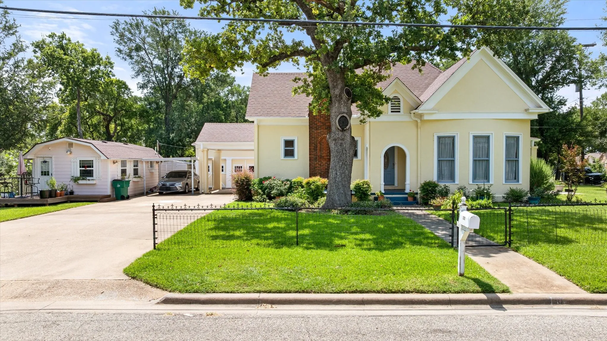 Single Family Residence For Sale in Erath County , 330 E Mcneill Street, Stephenville, Texas 76401, 3 Bedroom, 2 Bathroom, Garage spaces, 2,145 Sqft, built in 1920, Preowned, mls#21194063, Real Estate Agent in Stephenville, Homes For Sale in Erath county, Homes For Sale in Stephenville, Realtor in Stephenville Texas, Real Estate Brokerage Independent Realty Texas, Luminita Cordes Realtor