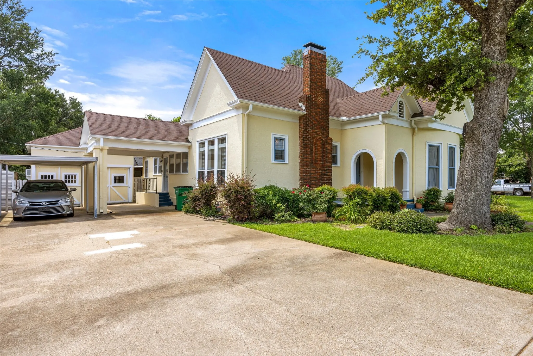 Single Family Residence For Sale in Erath County , 330 E Mcneill Street, Stephenville, Texas 76401, 3 Bedroom, 2 Bathroom, Garage spaces, 2,145 Sqft, built in 1920, Preowned, mls#21194063, Real Estate Agent in Stephenville, Homes For Sale in Erath county, Homes For Sale in Stephenville, Realtor in Stephenville Texas, Real Estate Brokerage Independent Realty Texas, Luminita Cordes Realtor