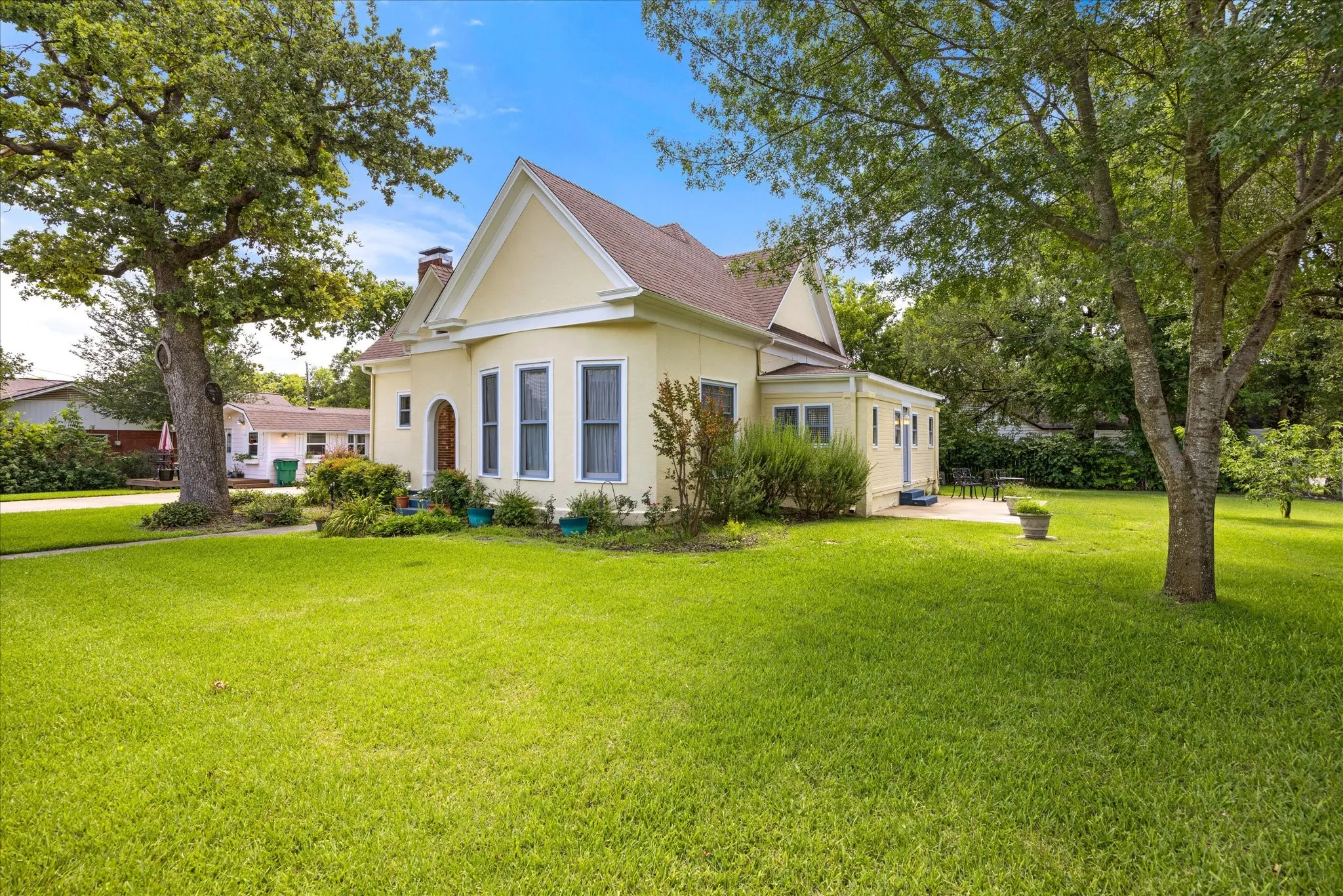 Single Family Residence For Sale in Erath County , 330 E Mcneill Street, Stephenville, Texas 76401, 3 Bedroom, 2 Bathroom, Garage spaces, 2,145 Sqft, built in 1920, Preowned, mls#21194063, Real Estate Agent in Stephenville, Homes For Sale in Erath county, Homes For Sale in Stephenville, Realtor in Stephenville Texas, Real Estate Brokerage Independent Realty Texas, Luminita Cordes Realtor