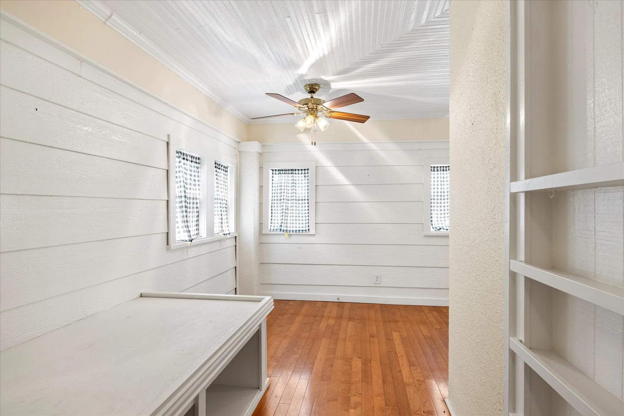 Single Family Residence For Sale in Erath County , 330 E Mcneill Street, Stephenville, Texas 76401, 3 Bedroom, 2 Bathroom, Garage spaces, 2,145 Sqft, built in 1920, Preowned, mls#21194063, Real Estate Agent in Stephenville, Homes For Sale in Erath county, Homes For Sale in Stephenville, Realtor in Stephenville Texas, Real Estate Brokerage Independent Realty Texas, Luminita Cordes Realtor
