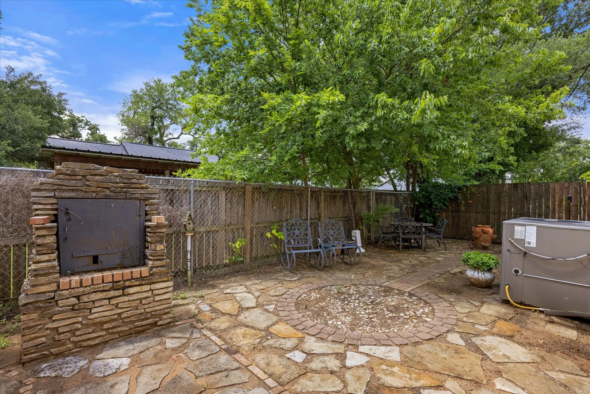 Single Family Residence For Sale in Erath County , 330 E Mcneill Street, Stephenville, Texas 76401, 3 Bedroom, 2 Bathroom, Garage spaces, 2,145 Sqft, built in 1920, Preowned, mls#21194063, Real Estate Agent in Stephenville, Homes For Sale in Erath county, Homes For Sale in Stephenville, Realtor in Stephenville Texas, Real Estate Brokerage Independent Realty Texas, Luminita Cordes Realtor