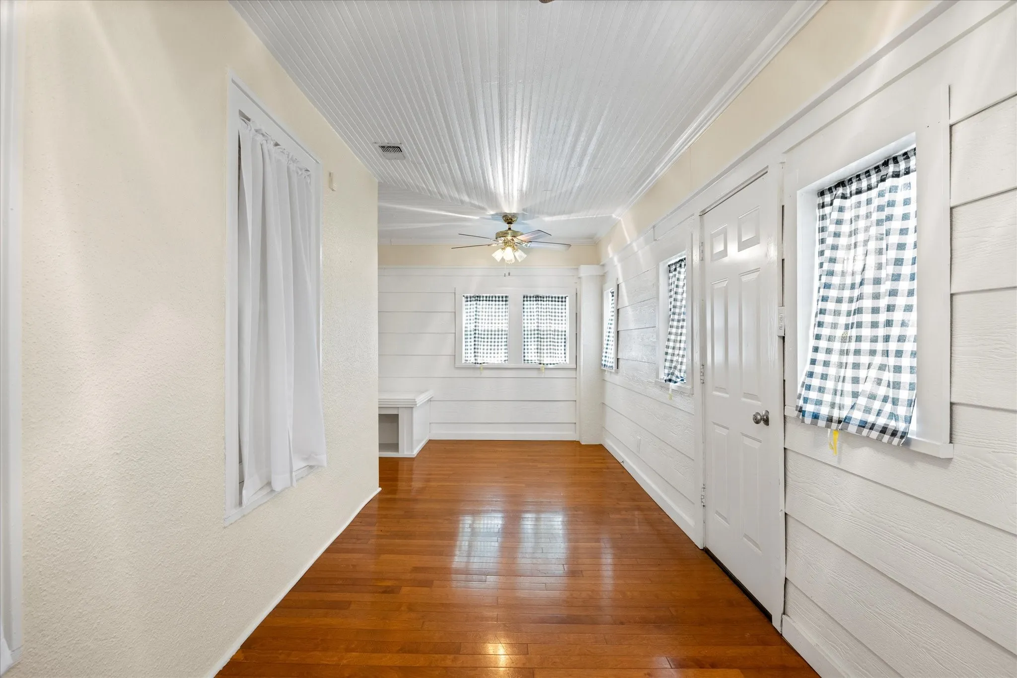 Single Family Residence For Sale in Erath County , 330 E Mcneill Street, Stephenville, Texas 76401, 3 Bedroom, 2 Bathroom, Garage spaces, 2,145 Sqft, built in 1920, Preowned, mls#21194063, Real Estate Agent in Stephenville, Homes For Sale in Erath county, Homes For Sale in Stephenville, Realtor in Stephenville Texas, Real Estate Brokerage Independent Realty Texas, Luminita Cordes Realtor