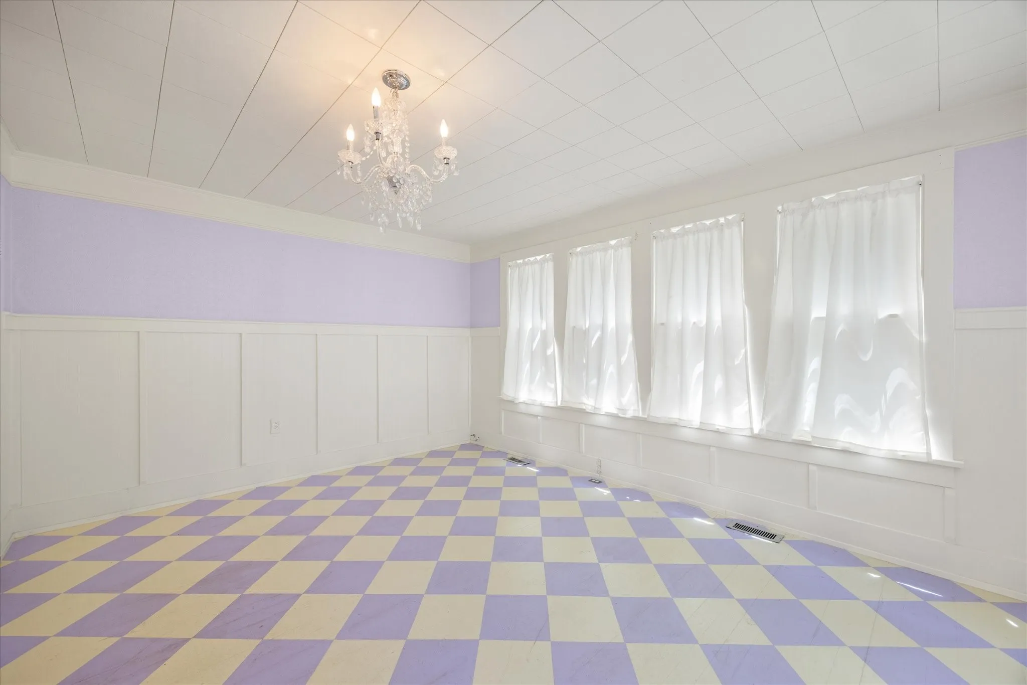 Single Family Residence For Sale in Erath County , 330 E Mcneill Street, Stephenville, Texas 76401, 3 Bedroom, 2 Bathroom, Garage spaces, 2,145 Sqft, built in 1920, Preowned, mls#21194063, Real Estate Agent in Stephenville, Homes For Sale in Erath county, Homes For Sale in Stephenville, Realtor in Stephenville Texas, Real Estate Brokerage Independent Realty Texas, Luminita Cordes Realtor
