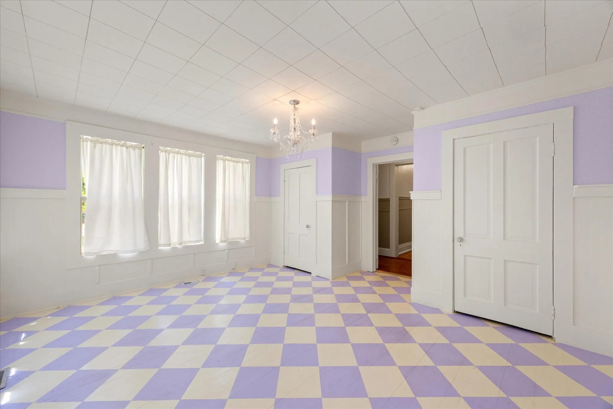 Single Family Residence For Sale in Erath County , 330 E Mcneill Street, Stephenville, Texas 76401, 3 Bedroom, 2 Bathroom, Garage spaces, 2,145 Sqft, built in 1920, Preowned, mls#21194063, Real Estate Agent in Stephenville, Homes For Sale in Erath county, Homes For Sale in Stephenville, Realtor in Stephenville Texas, Real Estate Brokerage Independent Realty Texas, Luminita Cordes Realtor