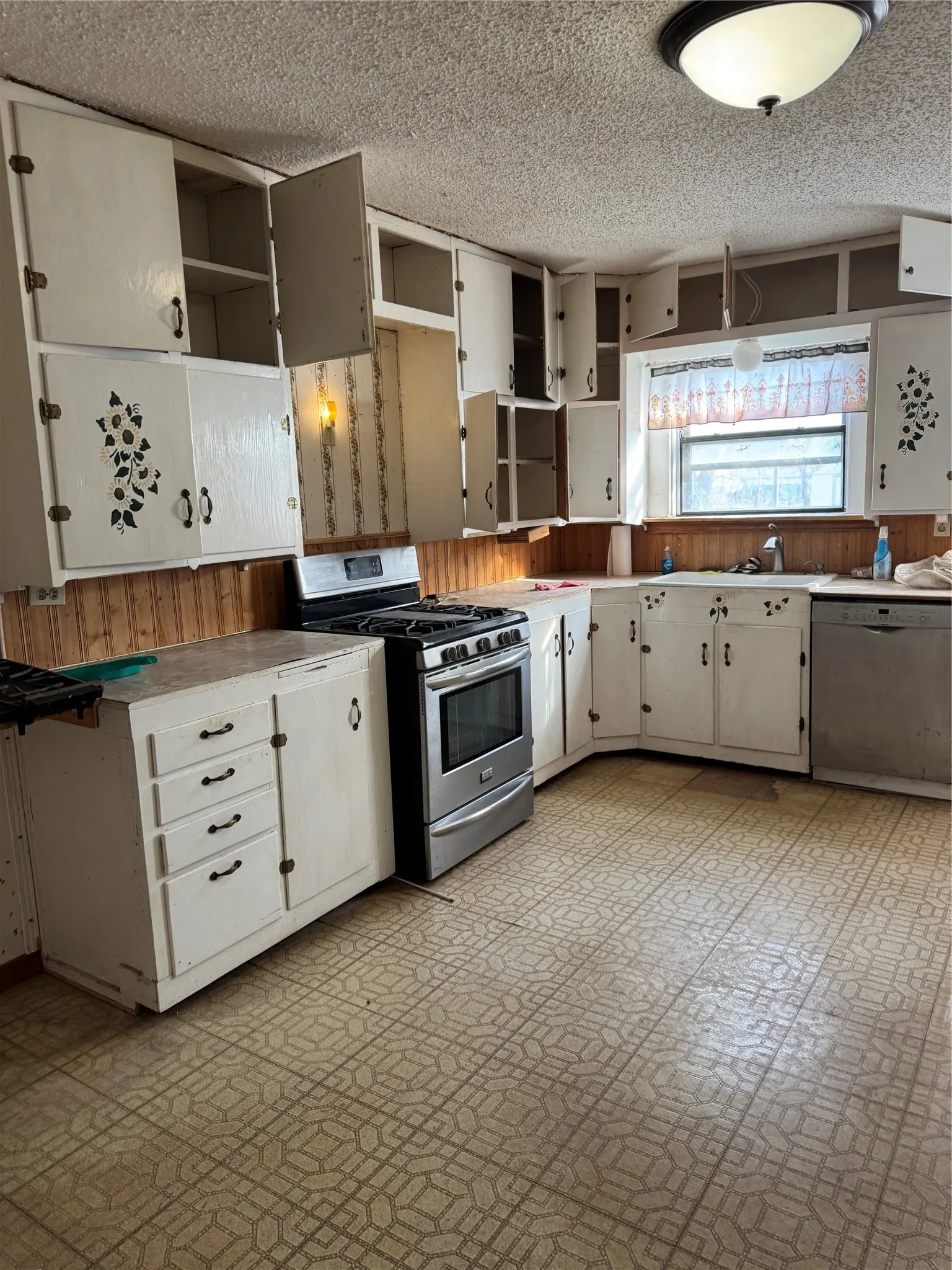 Single Family Residence For Sale in Jones County , 698 E Goeth Street, Lueders, Texas 79533, 3 Bedroom, 1 Bathroom, Garage spaces, 1,711 Sqft, built in 1948, Preowned, mls#21194150, Real Estate Agent in Lueders, Homes For Sale in Jones county, Homes For Sale in Lueders, Realtor in Lueders Texas, Real Estate Brokerage Independent Realty Texas, Luminita Cordes Realtor
