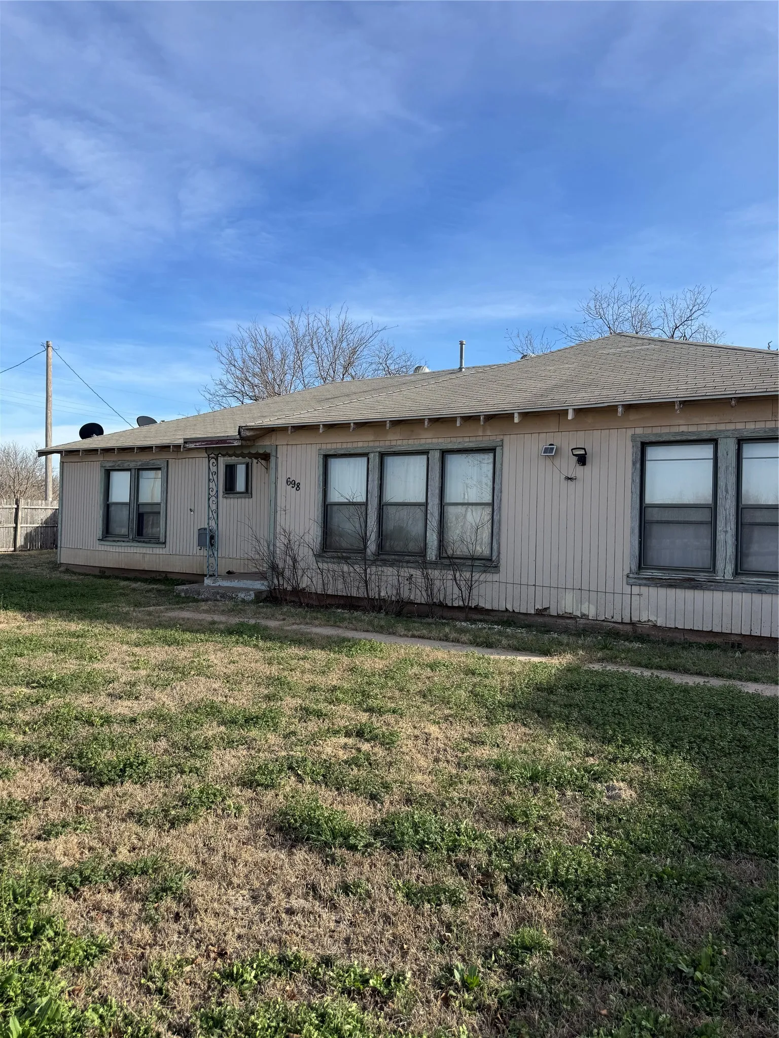 Single Family Residence For Sale in Jones County , 698 E Goeth Street, Lueders, Texas 79533, 3 Bedroom, 1 Bathroom, Garage spaces, 1,711 Sqft, built in 1948, Preowned, mls#21194150, Real Estate Agent in Lueders, Homes For Sale in Jones county, Homes For Sale in Lueders, Realtor in Lueders Texas, Real Estate Brokerage Independent Realty Texas, Luminita Cordes Realtor
