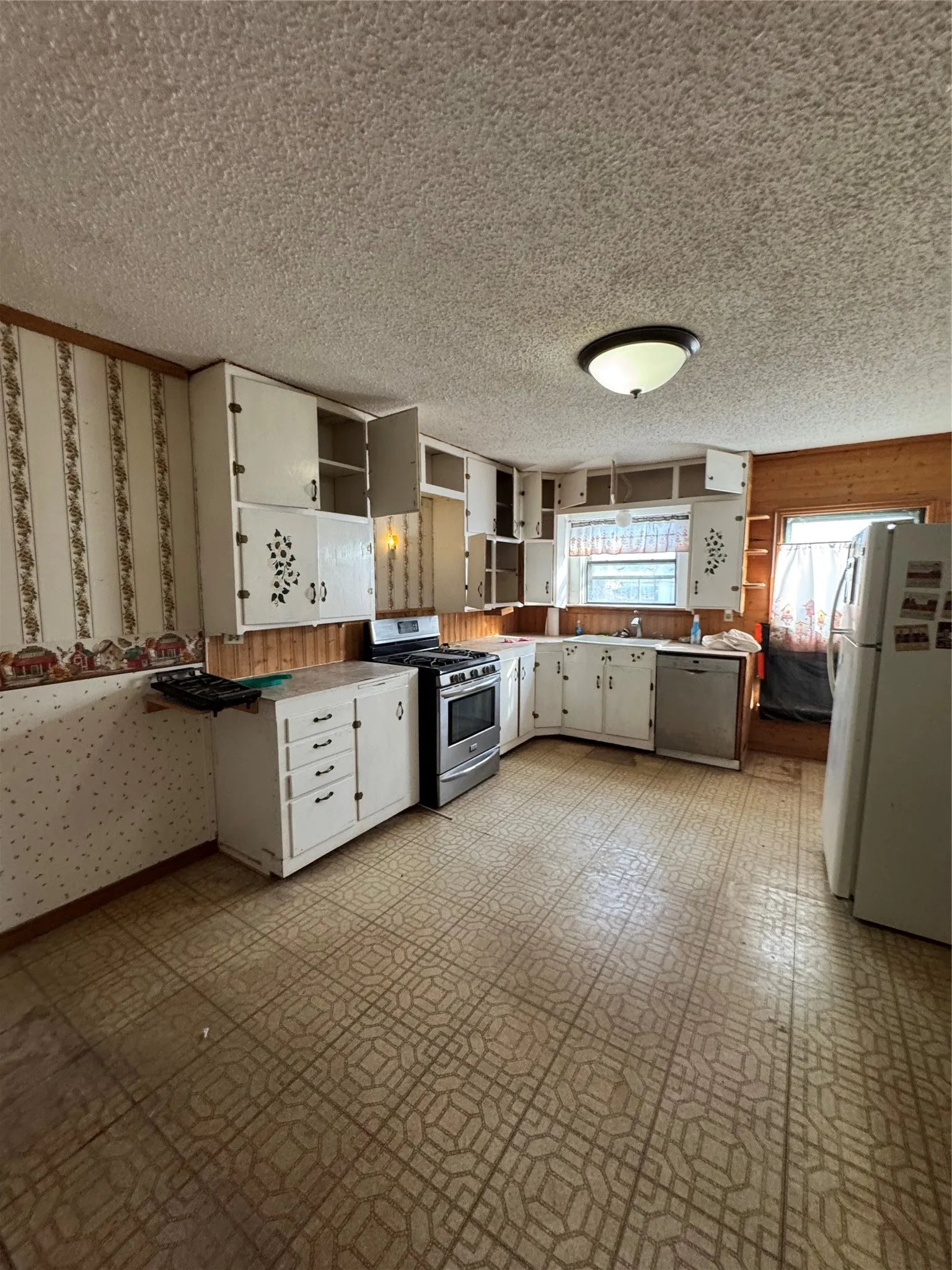 Single Family Residence For Sale in Jones County , 698 E Goeth Street, Lueders, Texas 79533, 3 Bedroom, 1 Bathroom, Garage spaces, 1,711 Sqft, built in 1948, Preowned, mls#21194150, Real Estate Agent in Lueders, Homes For Sale in Jones county, Homes For Sale in Lueders, Realtor in Lueders Texas, Real Estate Brokerage Independent Realty Texas, Luminita Cordes Realtor