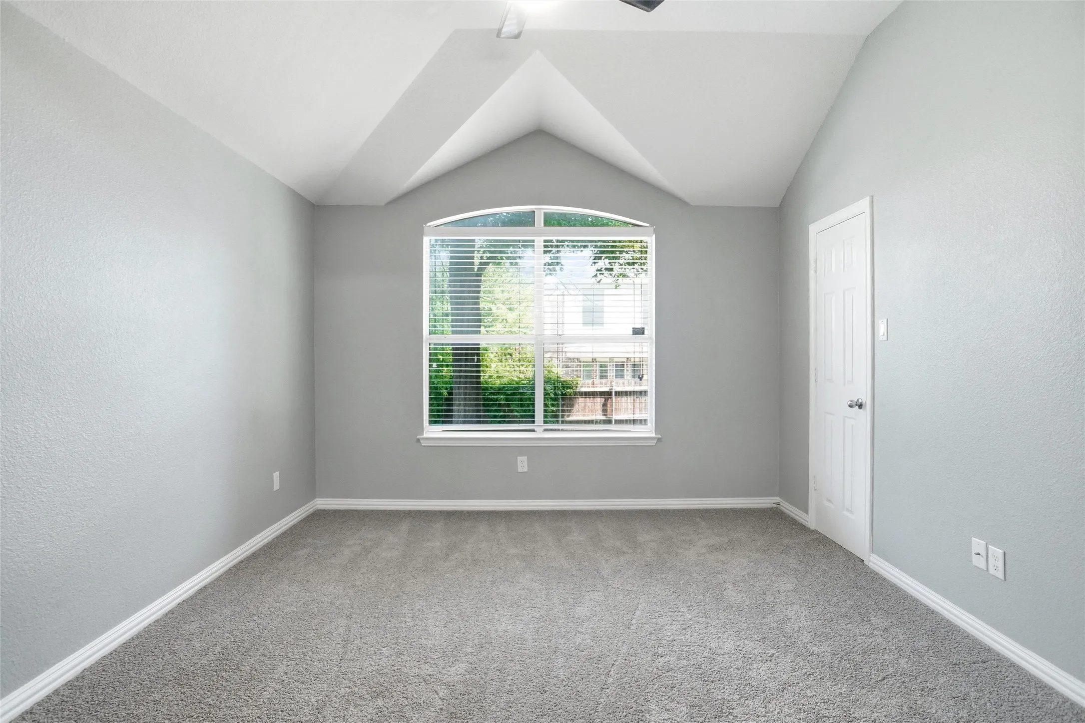 Single Family Residence For Sale in Denton County , 3305 Purdue Drive, Denton, Texas 76210, 4 Bedroom, 2 Bathroom, 2 Garage spaces, 1,942 Sqft, built in 2005, mls#21192408, Real Estate Agent in Denton, Homes For Sale in Denton county, Homes For Sale in Denton, Realtor in Denton Texas, Real Estate Brokerage Independent Realty Texas, Luminita Cordes Realtor