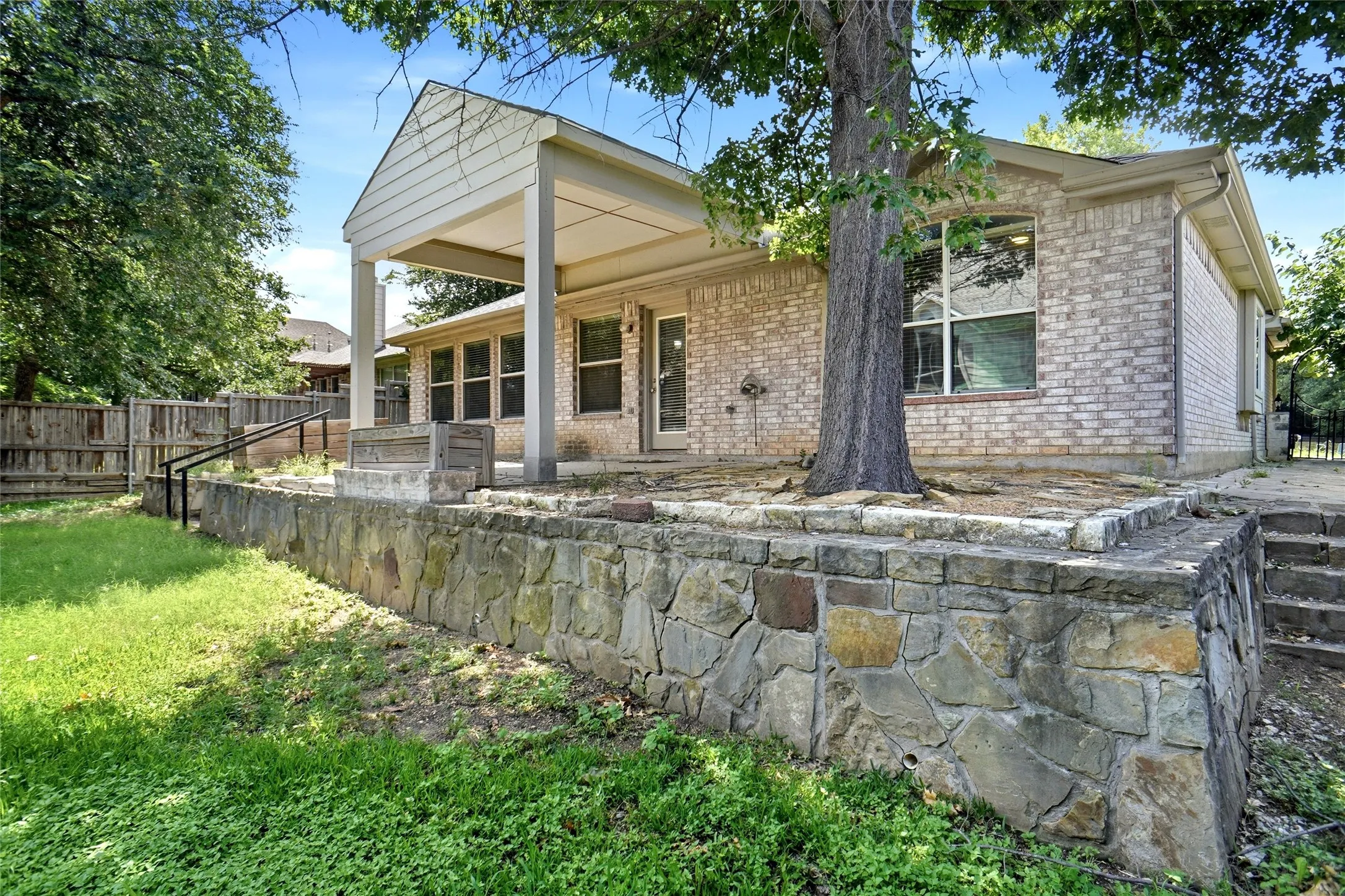Single Family Residence For Sale in Denton County , 3305 Purdue Drive, Denton, Texas 76210, 4 Bedroom, 2 Bathroom, 2 Garage spaces, 1,942 Sqft, built in 2005, mls#21192408, Real Estate Agent in Denton, Homes For Sale in Denton county, Homes For Sale in Denton, Realtor in Denton Texas, Real Estate Brokerage Independent Realty Texas, Luminita Cordes Realtor