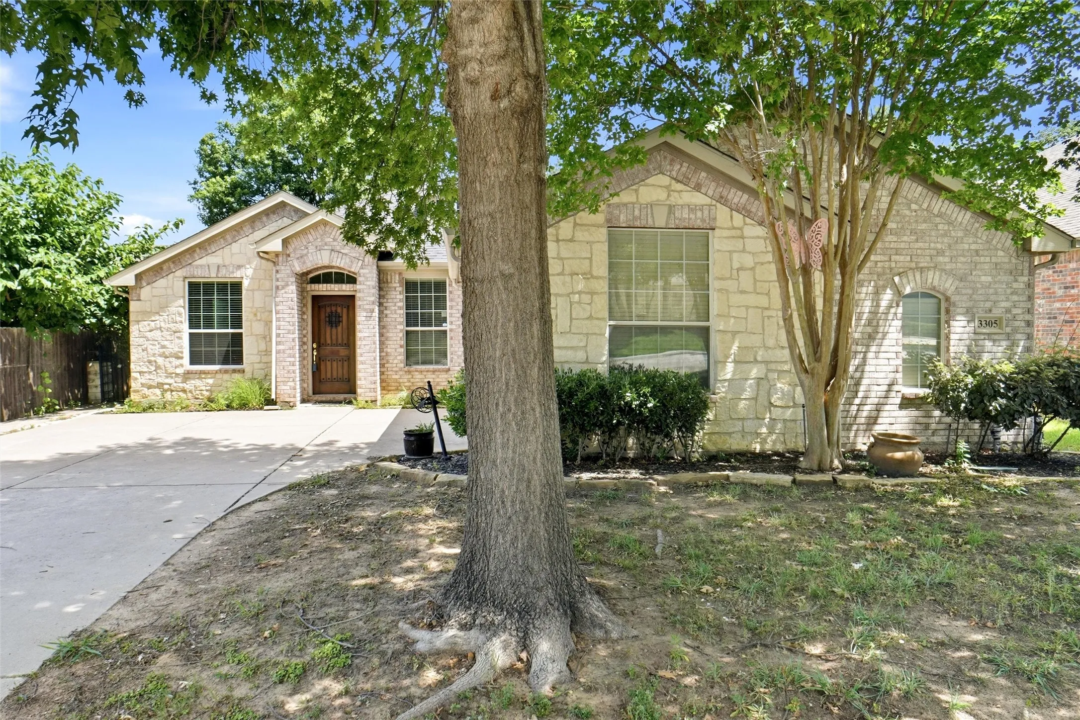 Single Family Residence For Sale in Denton County , 3305 Purdue Drive, Denton, Texas 76210, 4 Bedroom, 2 Bathroom, 2 Garage spaces, 1,942 Sqft, built in 2005, mls#21192408, Real Estate Agent in Denton, Homes For Sale in Denton county, Homes For Sale in Denton, Realtor in Denton Texas, Real Estate Brokerage Independent Realty Texas, Luminita Cordes Realtor
