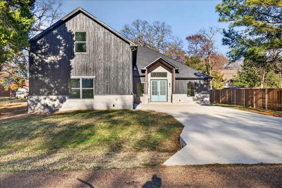 Single Family Residence For Sale in Henderson County , 114 Castlewood Road, Enchanted Oaks, Texas 75156, 4 Bedroom, 4 Bathroom, 3 Garage spaces, 2,900 Sqft, built in 2024, New Construction - Complete, mls#21192010, Real Estate Agent in Enchanted Oaks, Homes For Sale in Henderson county, Homes For Sale in Enchanted Oaks, Realtor in Enchanted Oaks Texas, Real Estate Brokerage Independent Realty Texas, Luminita Cordes Realtor