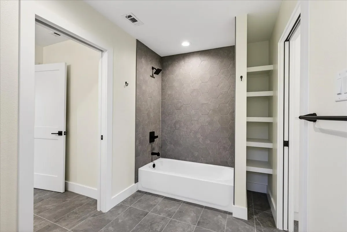 Single Family Residence For Sale in Henderson County , 114 Castlewood Road, Enchanted Oaks, Texas 75156, 4 Bedroom, 4 Bathroom, 3 Garage spaces, 2,900 Sqft, built in 2024, New Construction - Complete, mls#21192010, Real Estate Agent in Enchanted Oaks, Homes For Sale in Henderson county, Homes For Sale in Enchanted Oaks, Realtor in Enchanted Oaks Texas, Real Estate Brokerage Independent Realty Texas, Luminita Cordes Realtor