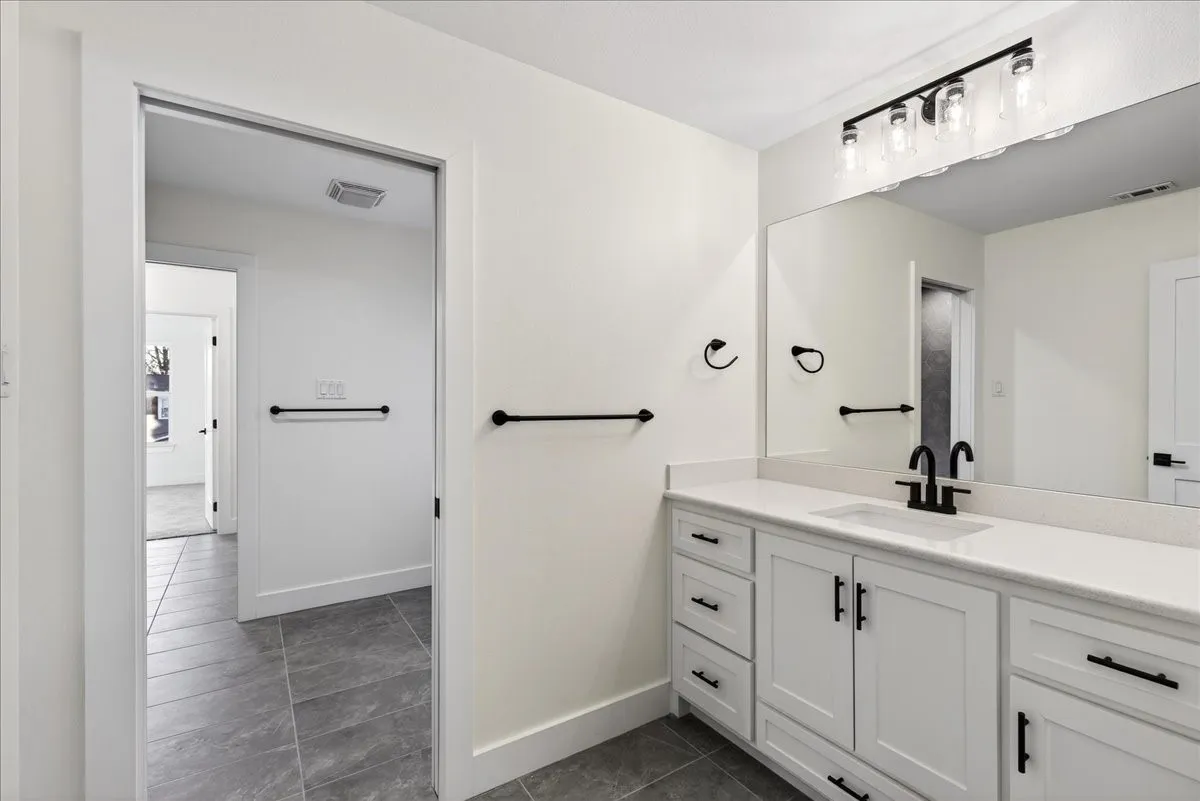 Single Family Residence For Sale in Henderson County , 114 Castlewood Road, Enchanted Oaks, Texas 75156, 4 Bedroom, 4 Bathroom, 3 Garage spaces, 2,900 Sqft, built in 2024, New Construction - Complete, mls#21192010, Real Estate Agent in Enchanted Oaks, Homes For Sale in Henderson county, Homes For Sale in Enchanted Oaks, Realtor in Enchanted Oaks Texas, Real Estate Brokerage Independent Realty Texas, Luminita Cordes Realtor