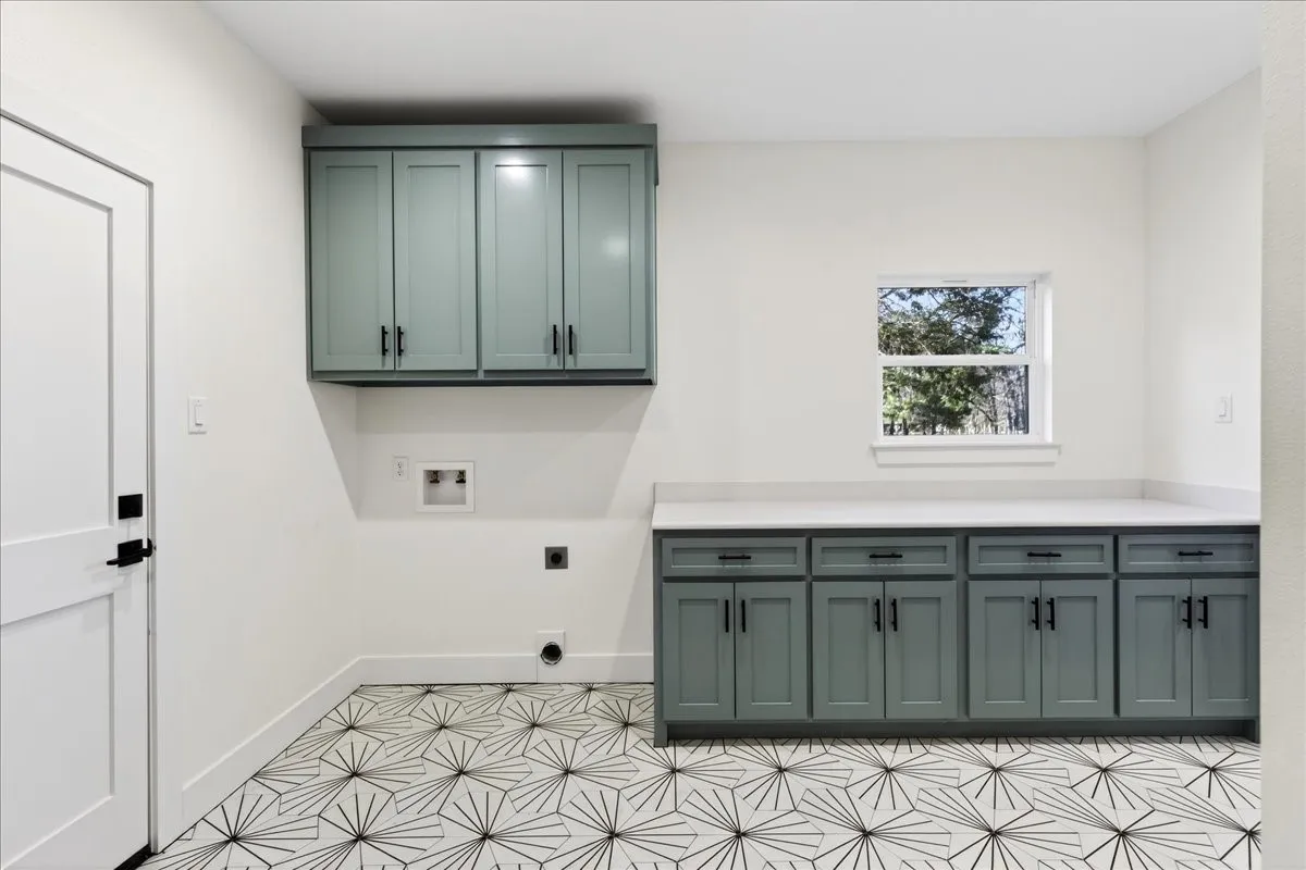 Single Family Residence For Sale in Henderson County , 114 Castlewood Road, Enchanted Oaks, Texas 75156, 4 Bedroom, 4 Bathroom, 3 Garage spaces, 2,900 Sqft, built in 2024, New Construction - Complete, mls#21192010, Real Estate Agent in Enchanted Oaks, Homes For Sale in Henderson county, Homes For Sale in Enchanted Oaks, Realtor in Enchanted Oaks Texas, Real Estate Brokerage Independent Realty Texas, Luminita Cordes Realtor