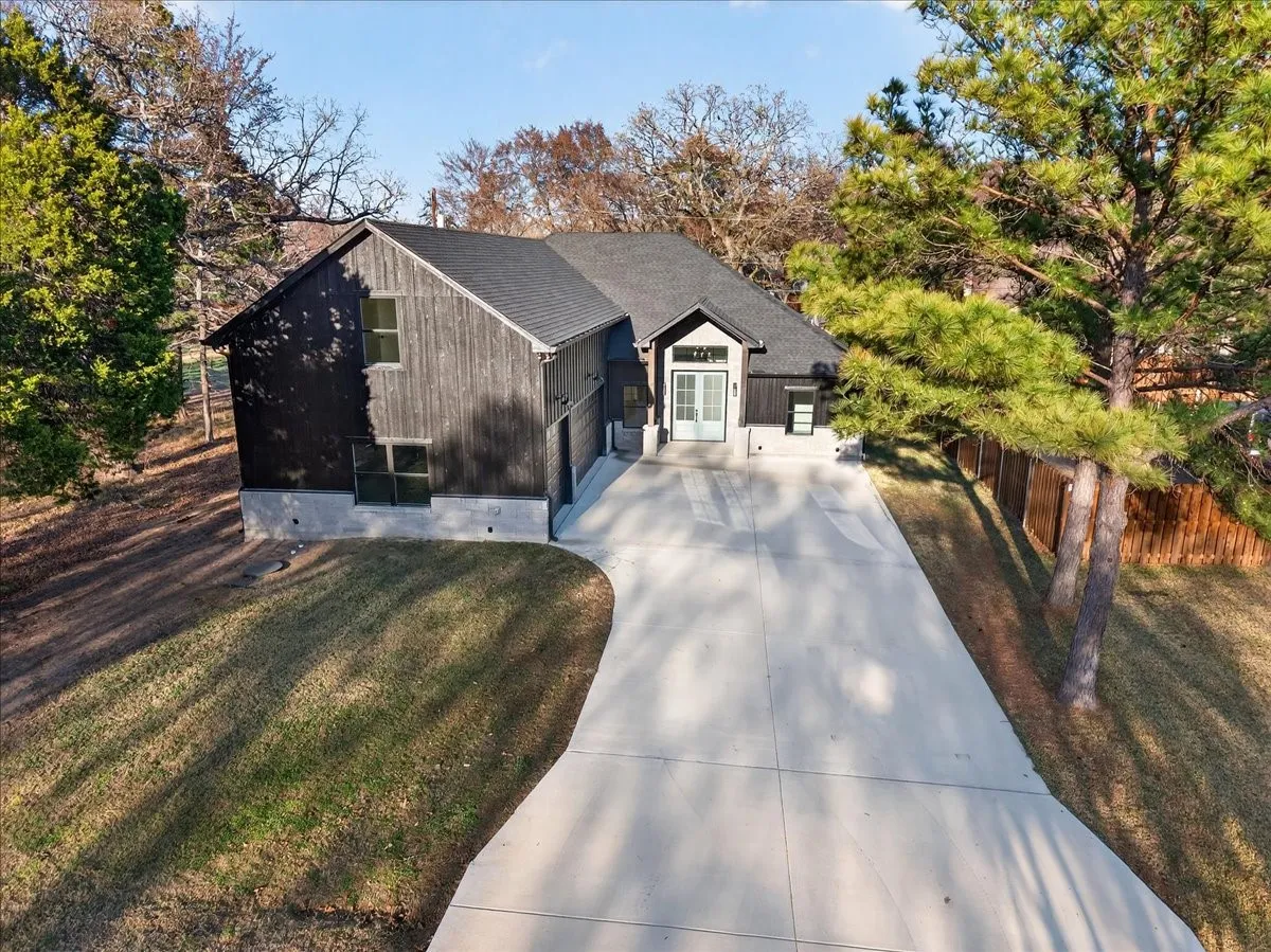 Single Family Residence For Sale in Henderson County , 114 Castlewood Road, Enchanted Oaks, Texas 75156, 4 Bedroom, 4 Bathroom, 3 Garage spaces, 2,900 Sqft, built in 2024, New Construction - Complete, mls#21192010, Real Estate Agent in Enchanted Oaks, Homes For Sale in Henderson county, Homes For Sale in Enchanted Oaks, Realtor in Enchanted Oaks Texas, Real Estate Brokerage Independent Realty Texas, Luminita Cordes Realtor