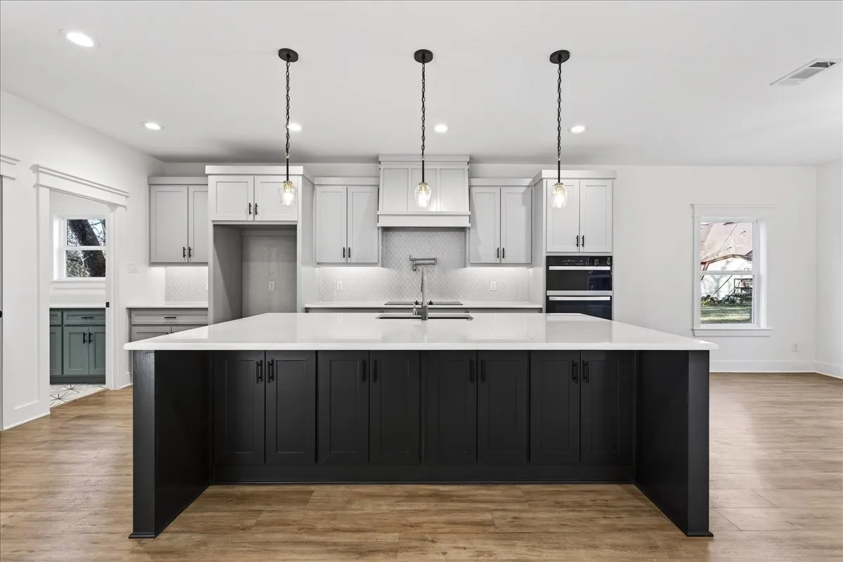 Single Family Residence For Sale in Henderson County , 114 Castlewood Road, Enchanted Oaks, Texas 75156, 4 Bedroom, 4 Bathroom, 3 Garage spaces, 2,900 Sqft, built in 2024, New Construction - Complete, mls#21192010, Real Estate Agent in Enchanted Oaks, Homes For Sale in Henderson county, Homes For Sale in Enchanted Oaks, Realtor in Enchanted Oaks Texas, Real Estate Brokerage Independent Realty Texas, Luminita Cordes Realtor