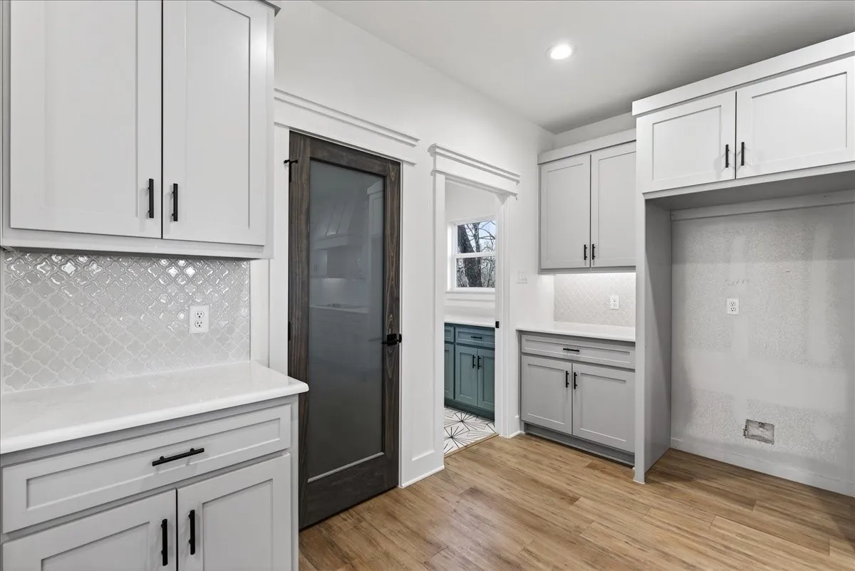 Single Family Residence For Sale in Henderson County , 114 Castlewood Road, Enchanted Oaks, Texas 75156, 4 Bedroom, 4 Bathroom, 3 Garage spaces, 2,900 Sqft, built in 2024, New Construction - Complete, mls#21192010, Real Estate Agent in Enchanted Oaks, Homes For Sale in Henderson county, Homes For Sale in Enchanted Oaks, Realtor in Enchanted Oaks Texas, Real Estate Brokerage Independent Realty Texas, Luminita Cordes Realtor