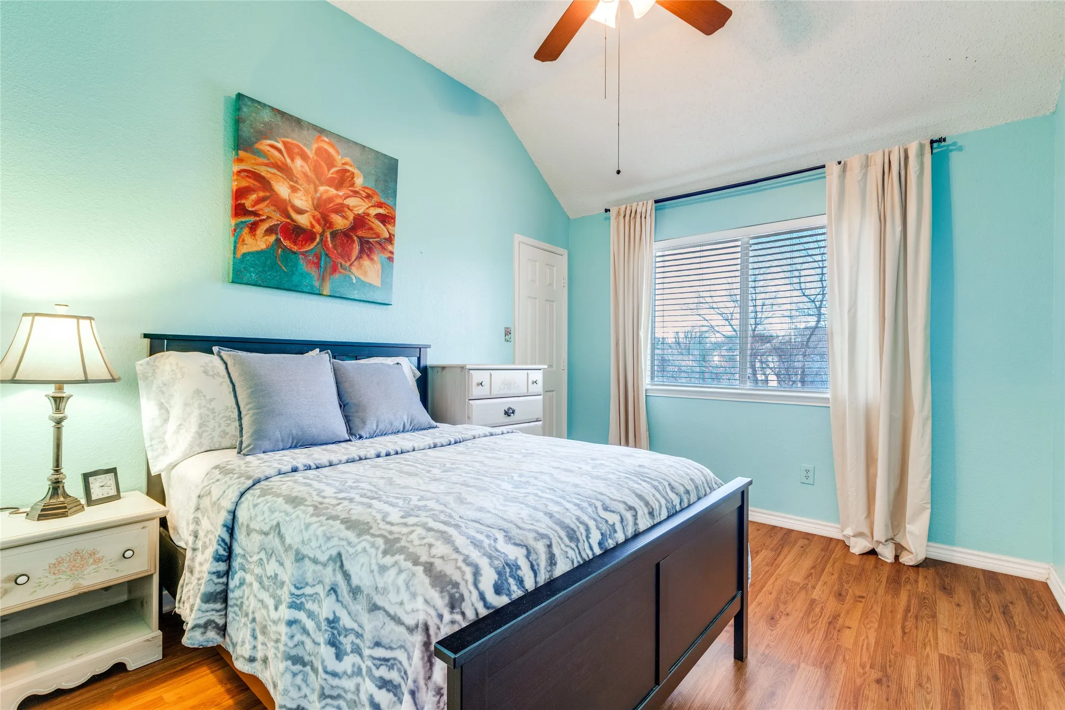 Secondary bedroom.