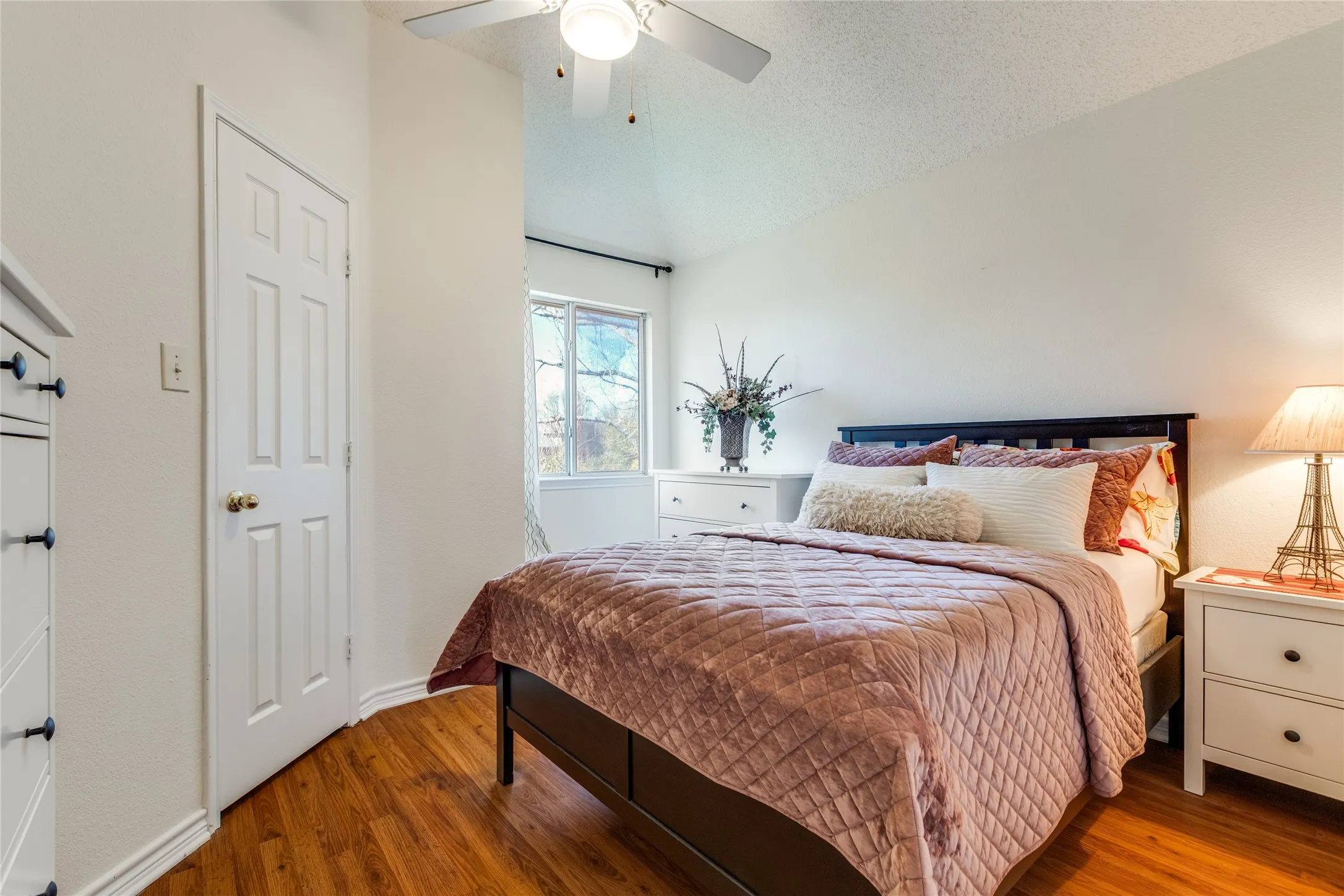 Secondary bedroom.