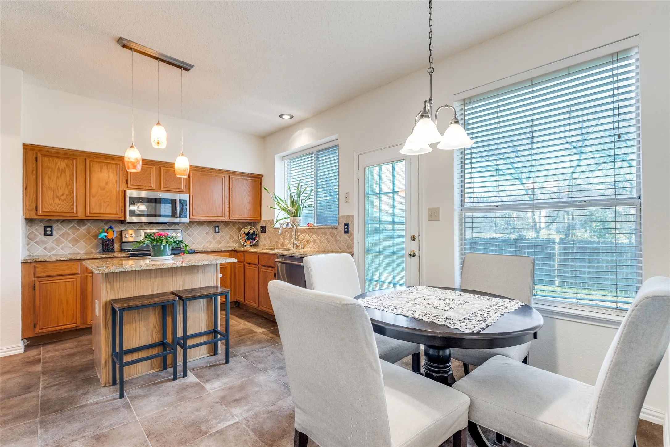 Single Family Residence For Sale in Collin County , 6841 Douglas Creek, Plano, Texas 75023, 3 Bedroom, 3 Bathroom, 2 Garage spaces, 2,068 Sqft, built in 1990, mls#21193885, Real Estate Agent in Plano, Homes For Sale in Collin county, Homes For Sale in Plano, Realtor in Plano Texas, Real Estate Brokerage Independent Realty Texas, Luminita Cordes Realtor
