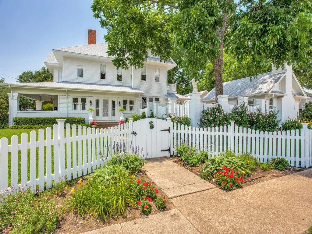 Single Family Residence For Sale in Johnson County , 302 Featherston Street, Cleburne, Texas 76033, 5 Bedroom, 4 Bathroom, 2 Garage spaces, 3,745 Sqft, built in 1900, Preowned, mls#21194304, Real Estate Agent in Cleburne, Homes For Sale in Johnson county, Homes For Sale in Cleburne, Realtor in Cleburne Texas, Real Estate Brokerage Independent Realty Texas, Luminita Cordes Realtor