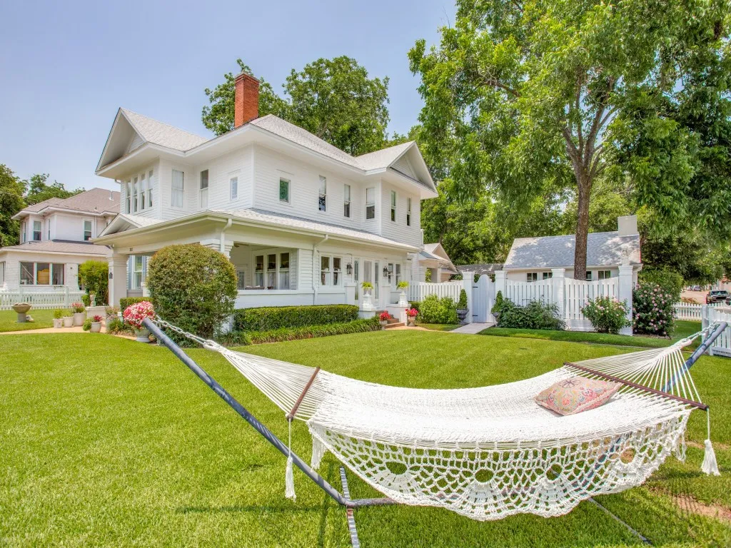 Single Family Residence For Sale in Johnson County , 302 Featherston Street, Cleburne, Texas 76033, 5 Bedroom, 4 Bathroom, 2 Garage spaces, 3,745 Sqft, built in 1900, Preowned, mls#21194304, Real Estate Agent in Cleburne, Homes For Sale in Johnson county, Homes For Sale in Cleburne, Realtor in Cleburne Texas, Real Estate Brokerage Independent Realty Texas, Luminita Cordes Realtor