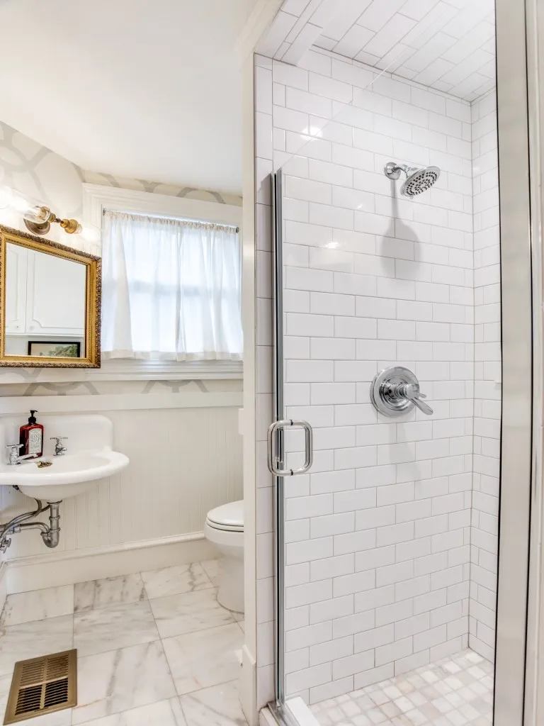 Lower level full bath