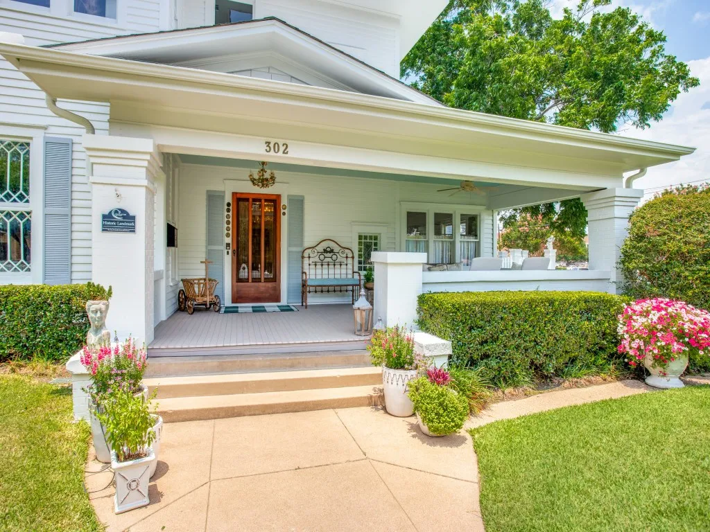 Single Family Residence For Sale in Johnson County , 302 Featherston Street, Cleburne, Texas 76033, 5 Bedroom, 4 Bathroom, 2 Garage spaces, 3,745 Sqft, built in 1900, Preowned, mls#21194304, Real Estate Agent in Cleburne, Homes For Sale in Johnson county, Homes For Sale in Cleburne, Realtor in Cleburne Texas, Real Estate Brokerage Independent Realty Texas, Luminita Cordes Realtor