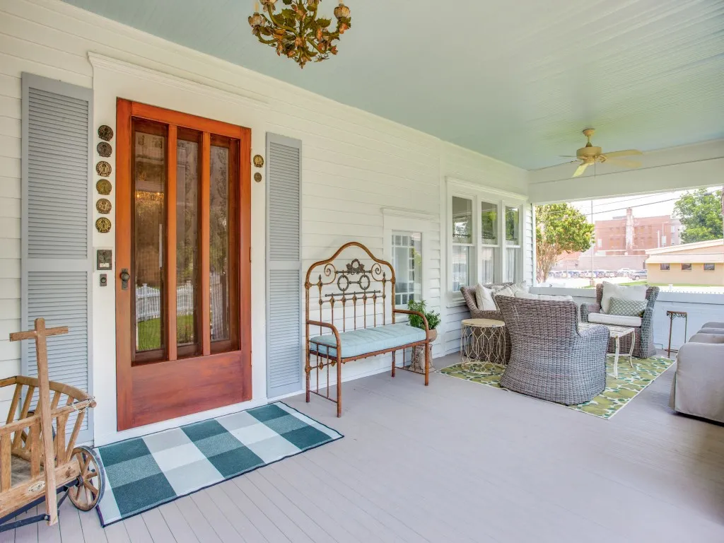 Single Family Residence For Sale in Johnson County , 302 Featherston Street, Cleburne, Texas 76033, 5 Bedroom, 4 Bathroom, 2 Garage spaces, 3,745 Sqft, built in 1900, Preowned, mls#21194304, Real Estate Agent in Cleburne, Homes For Sale in Johnson county, Homes For Sale in Cleburne, Realtor in Cleburne Texas, Real Estate Brokerage Independent Realty Texas, Luminita Cordes Realtor