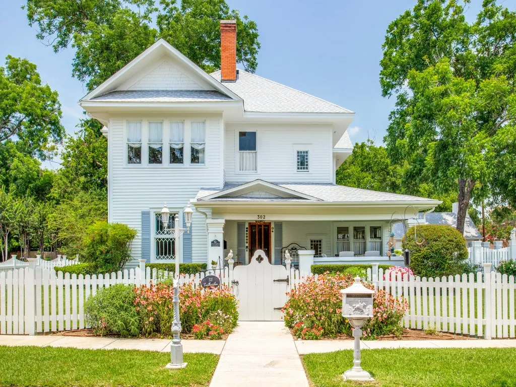 Single Family Residence For Sale in Johnson County , 302 Featherston Street, Cleburne, Texas 76033, 5 Bedroom, 4 Bathroom, 2 Garage spaces, 3,745 Sqft, built in 1900, Preowned, mls#21194304, Real Estate Agent in Cleburne, Homes For Sale in Johnson county, Homes For Sale in Cleburne, Realtor in Cleburne Texas, Real Estate Brokerage Independent Realty Texas, Luminita Cordes Realtor
