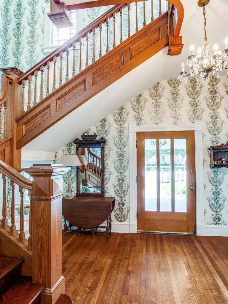 Single Family Residence For Sale in Johnson County , 302 Featherston Street, Cleburne, Texas 76033, 5 Bedroom, 4 Bathroom, 2 Garage spaces, 3,745 Sqft, built in 1900, Preowned, mls#21194304, Real Estate Agent in Cleburne, Homes For Sale in Johnson county, Homes For Sale in Cleburne, Realtor in Cleburne Texas, Real Estate Brokerage Independent Realty Texas, Luminita Cordes Realtor
