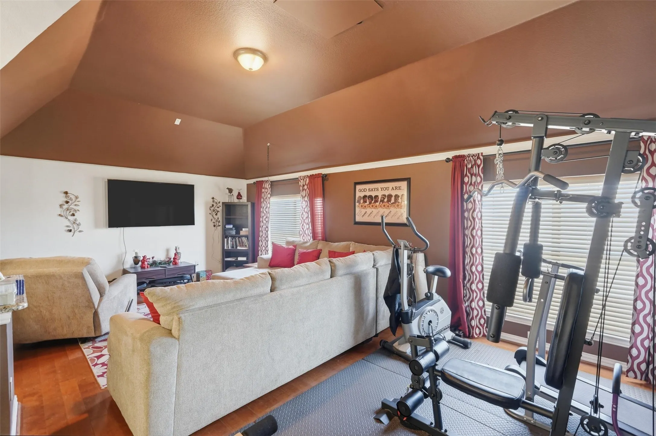 Single Family Residence For Sale in Dallas County , 645 Ten Mile Drive, De Soto, Texas 75115, 5 Bedroom, 4 Bathroom, 2 Garage spaces, 3,931 Sqft, built in 2003, mls#21194292, Real Estate Agent in De Soto, Homes For Sale in Dallas county, Homes For Sale in De Soto, Realtor in De Soto Texas, Real Estate Brokerage Independent Realty Texas, Luminita Cordes Realtor