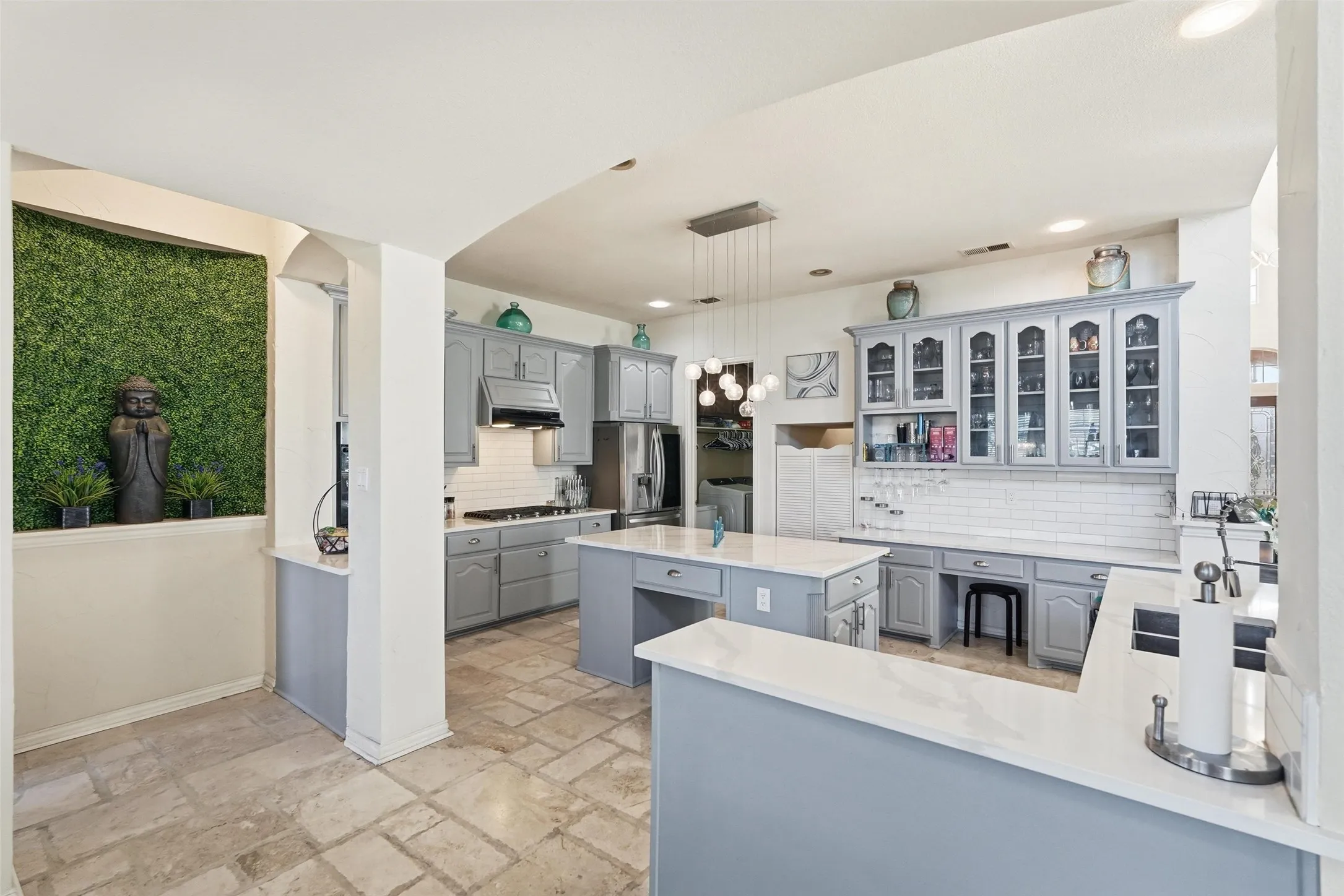 Single Family Residence For Sale in Dallas County , 645 Ten Mile Drive, De Soto, Texas 75115, 5 Bedroom, 4 Bathroom, 2 Garage spaces, 3,931 Sqft, built in 2003, mls#21194292, Real Estate Agent in De Soto, Homes For Sale in Dallas county, Homes For Sale in De Soto, Realtor in De Soto Texas, Real Estate Brokerage Independent Realty Texas, Luminita Cordes Realtor