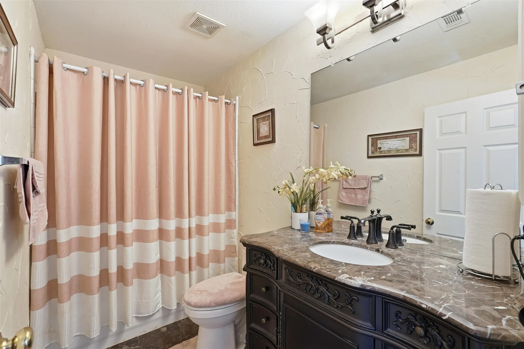 Single Family Residence For Sale in Dallas County , 645 Ten Mile Drive, De Soto, Texas 75115, 5 Bedroom, 4 Bathroom, 2 Garage spaces, 3,931 Sqft, built in 2003, mls#21194292, Real Estate Agent in De Soto, Homes For Sale in Dallas county, Homes For Sale in De Soto, Realtor in De Soto Texas, Real Estate Brokerage Independent Realty Texas, Luminita Cordes Realtor
