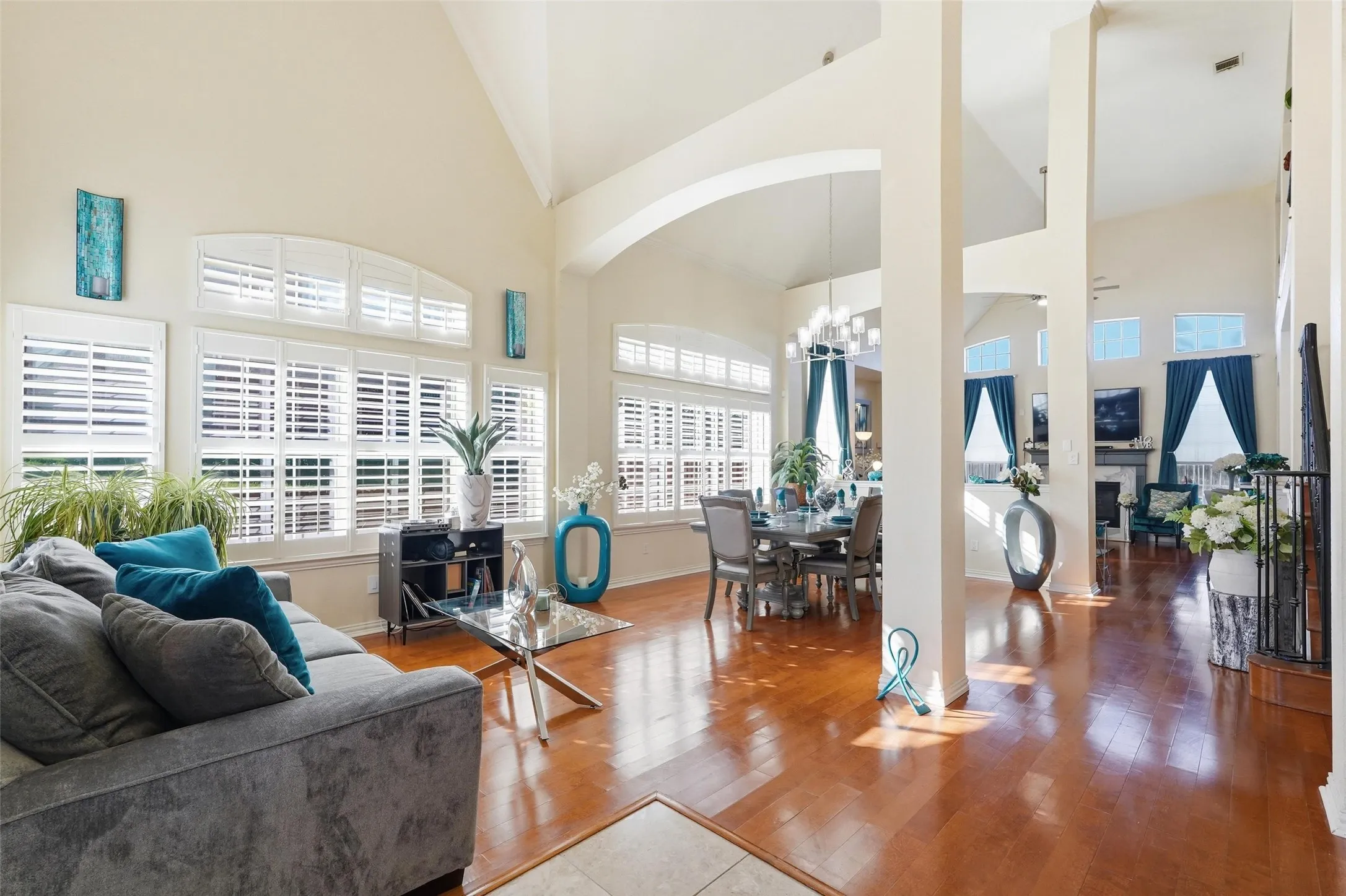 Single Family Residence For Sale in Dallas County , 645 Ten Mile Drive, De Soto, Texas 75115, 5 Bedroom, 4 Bathroom, 2 Garage spaces, 3,931 Sqft, built in 2003, mls#21194292, Real Estate Agent in De Soto, Homes For Sale in Dallas county, Homes For Sale in De Soto, Realtor in De Soto Texas, Real Estate Brokerage Independent Realty Texas, Luminita Cordes Realtor