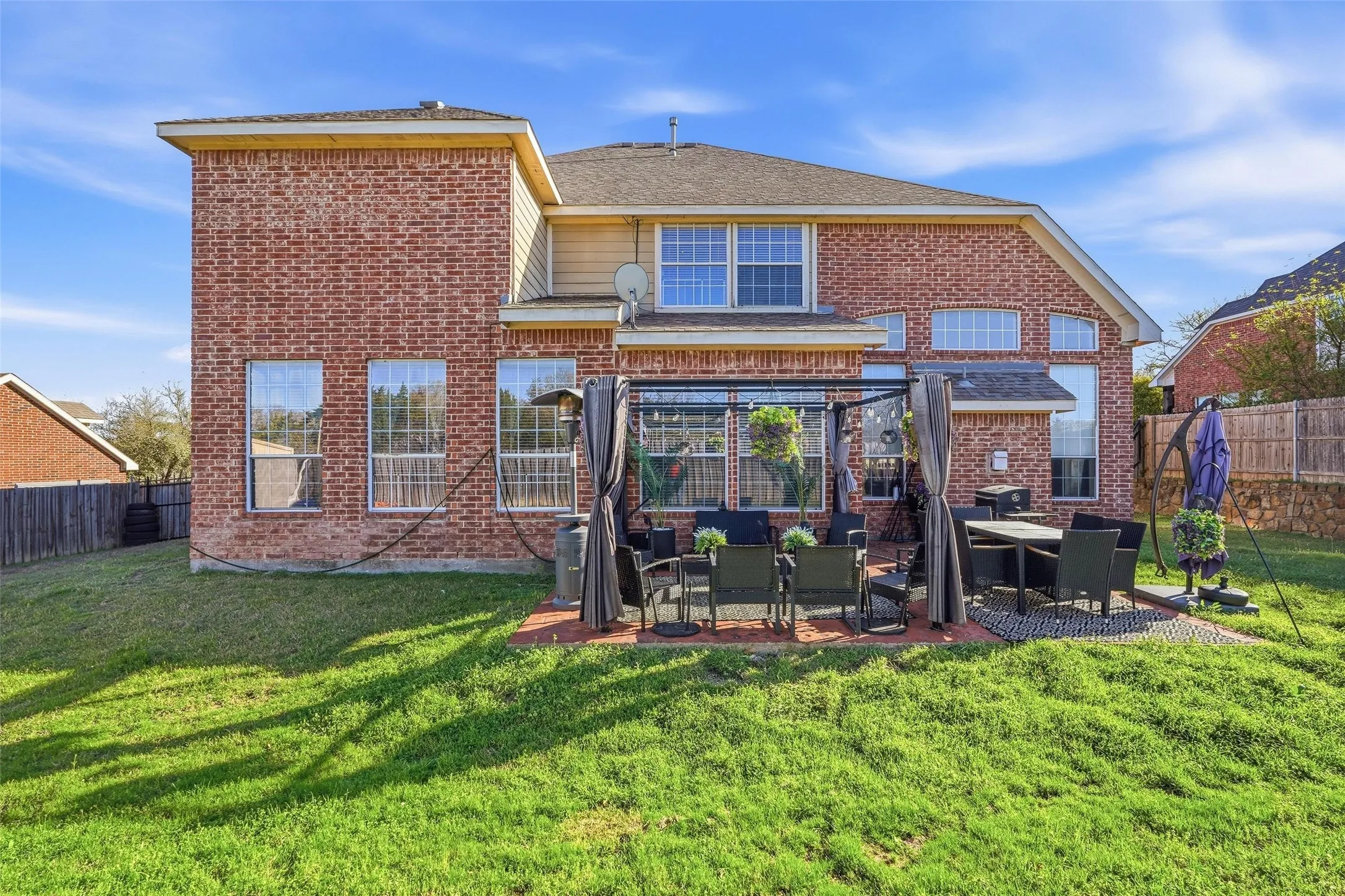 Single Family Residence For Sale in Dallas County , 645 Ten Mile Drive, De Soto, Texas 75115, 5 Bedroom, 4 Bathroom, 2 Garage spaces, 3,931 Sqft, built in 2003, mls#21194292, Real Estate Agent in De Soto, Homes For Sale in Dallas county, Homes For Sale in De Soto, Realtor in De Soto Texas, Real Estate Brokerage Independent Realty Texas, Luminita Cordes Realtor