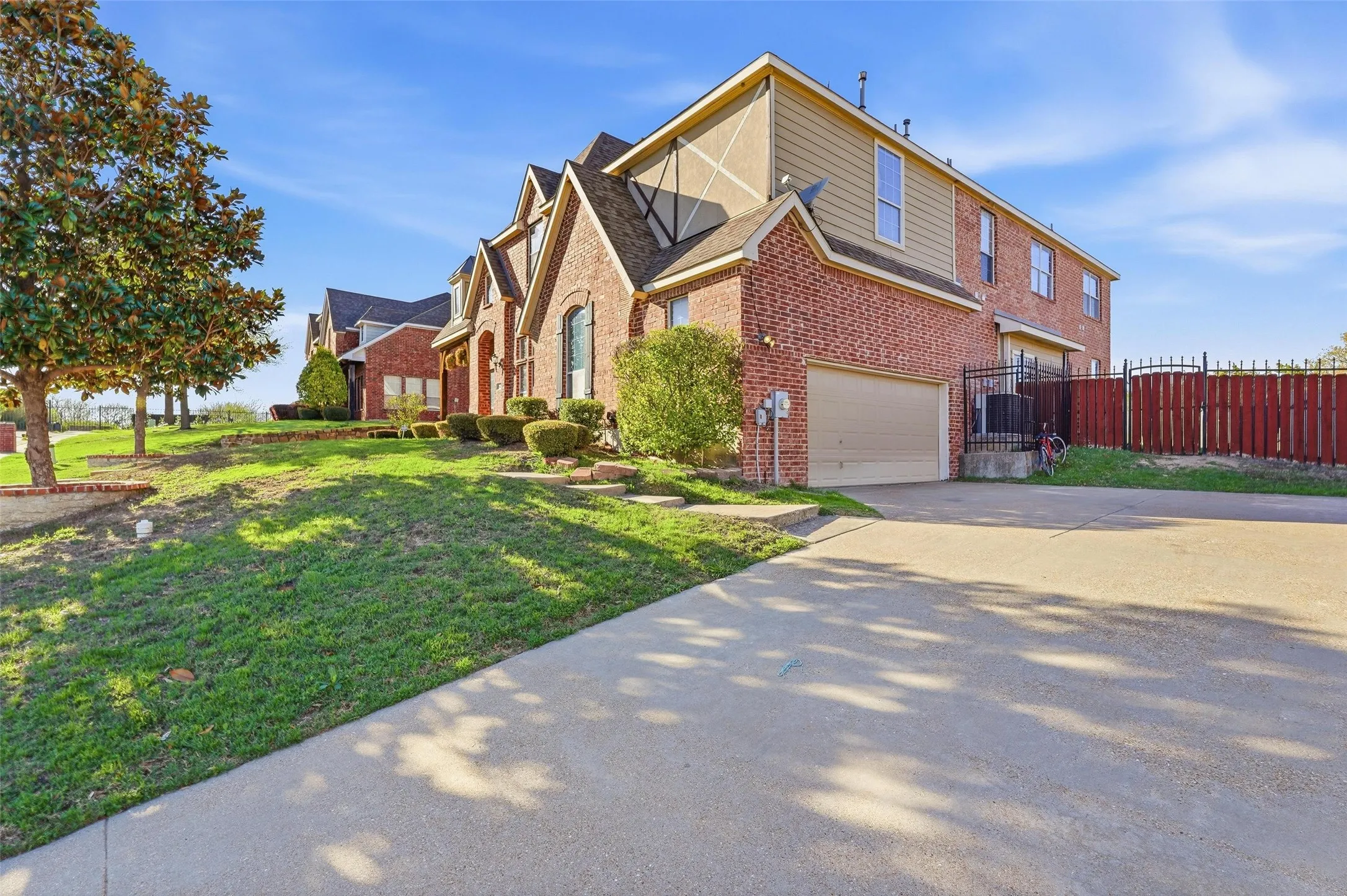 Single Family Residence For Sale in Dallas County , 645 Ten Mile Drive, De Soto, Texas 75115, 5 Bedroom, 4 Bathroom, 2 Garage spaces, 3,931 Sqft, built in 2003, mls#21194292, Real Estate Agent in De Soto, Homes For Sale in Dallas county, Homes For Sale in De Soto, Realtor in De Soto Texas, Real Estate Brokerage Independent Realty Texas, Luminita Cordes Realtor