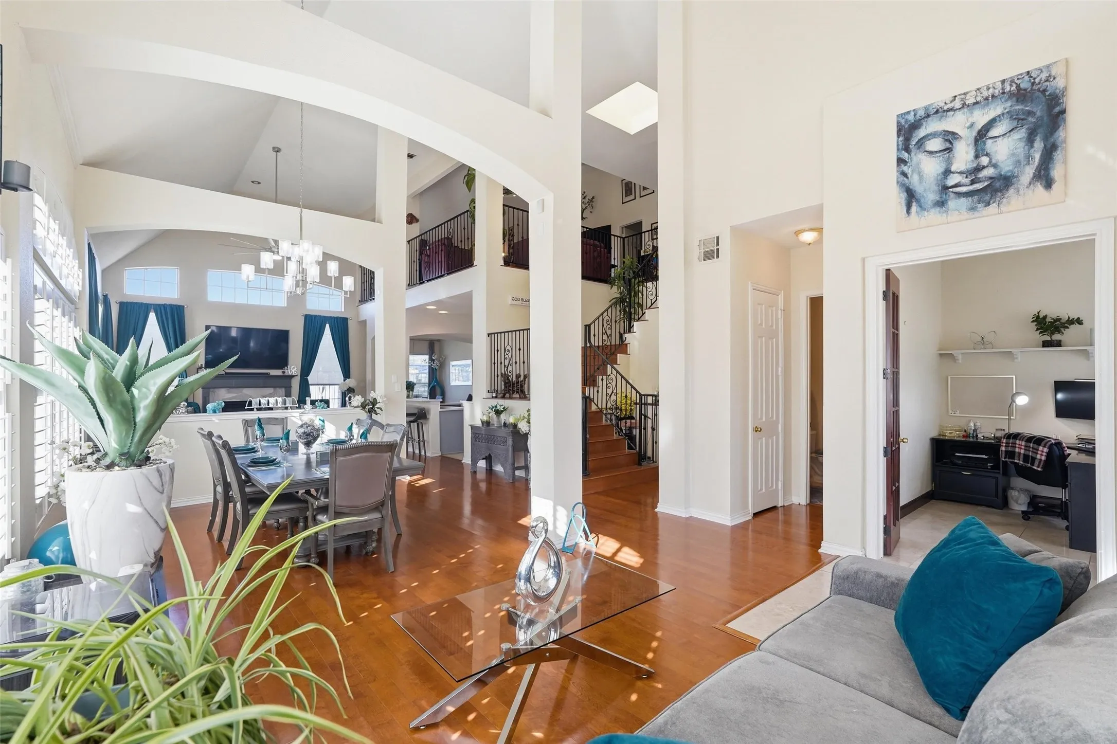 Single Family Residence For Sale in Dallas County , 645 Ten Mile Drive, De Soto, Texas 75115, 5 Bedroom, 4 Bathroom, 2 Garage spaces, 3,931 Sqft, built in 2003, mls#21194292, Real Estate Agent in De Soto, Homes For Sale in Dallas county, Homes For Sale in De Soto, Realtor in De Soto Texas, Real Estate Brokerage Independent Realty Texas, Luminita Cordes Realtor
