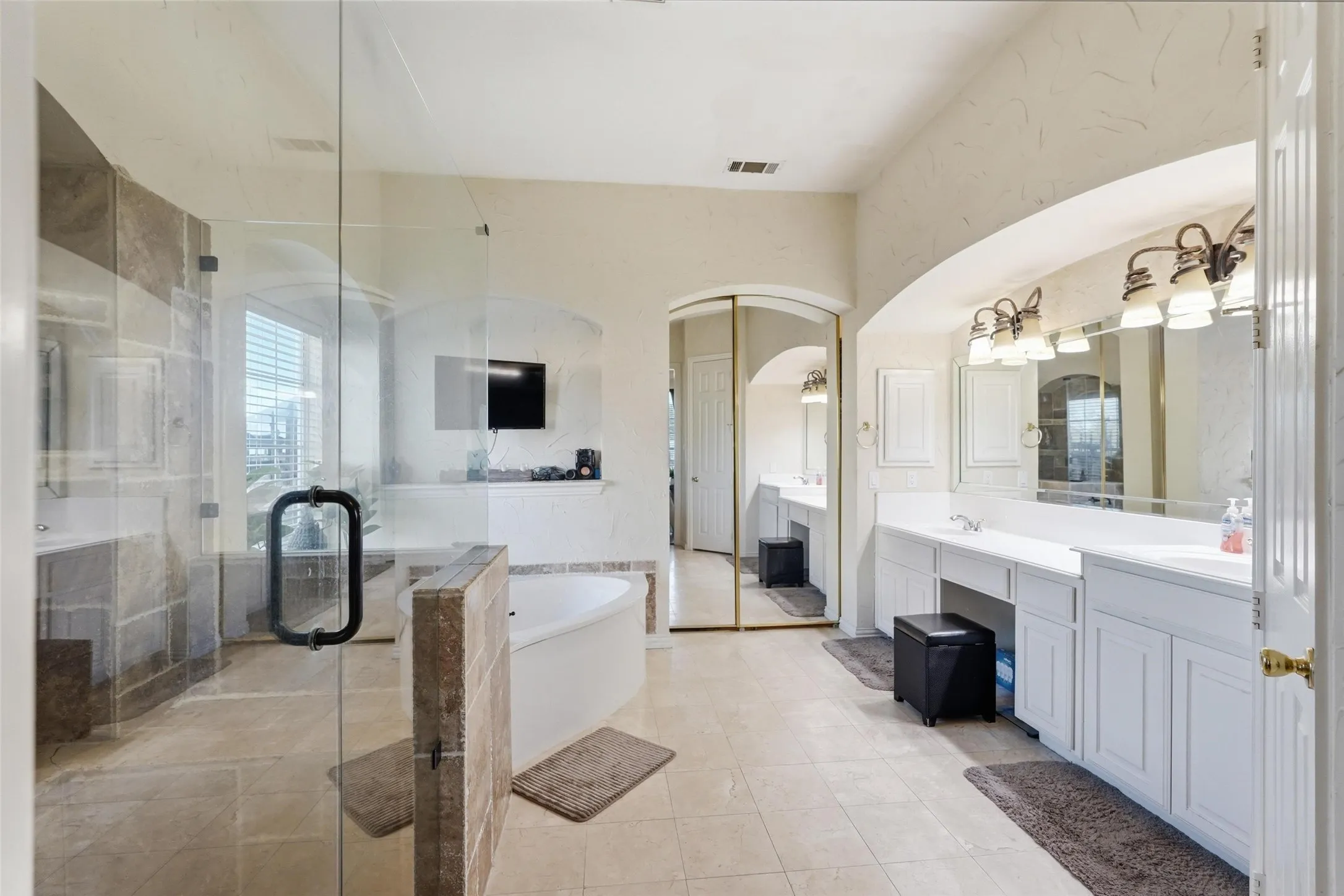 Single Family Residence For Sale in Dallas County , 645 Ten Mile Drive, De Soto, Texas 75115, 5 Bedroom, 4 Bathroom, 2 Garage spaces, 3,931 Sqft, built in 2003, mls#21194292, Real Estate Agent in De Soto, Homes For Sale in Dallas county, Homes For Sale in De Soto, Realtor in De Soto Texas, Real Estate Brokerage Independent Realty Texas, Luminita Cordes Realtor