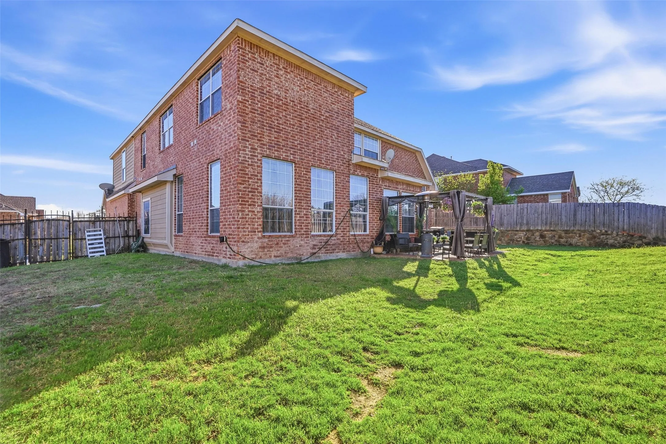 Single Family Residence For Sale in Dallas County , 645 Ten Mile Drive, De Soto, Texas 75115, 5 Bedroom, 4 Bathroom, 2 Garage spaces, 3,931 Sqft, built in 2003, mls#21194292, Real Estate Agent in De Soto, Homes For Sale in Dallas county, Homes For Sale in De Soto, Realtor in De Soto Texas, Real Estate Brokerage Independent Realty Texas, Luminita Cordes Realtor