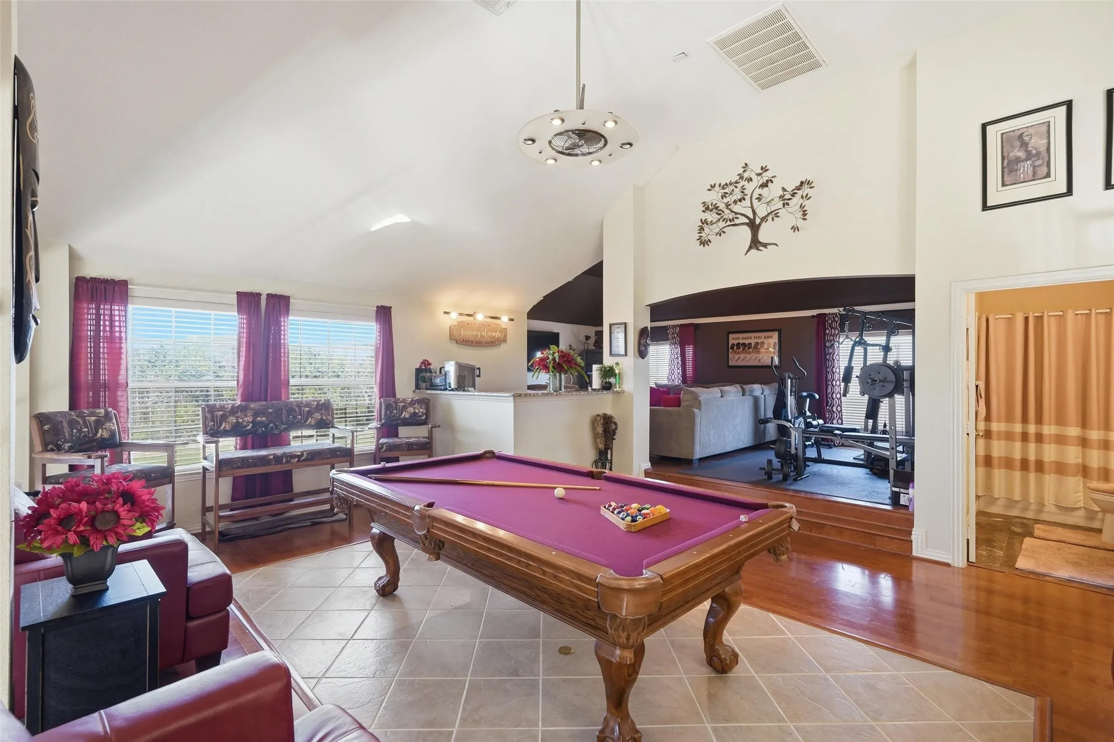 Single Family Residence For Sale in Dallas County , 645 Ten Mile Drive, De Soto, Texas 75115, 5 Bedroom, 4 Bathroom, 2 Garage spaces, 3,931 Sqft, built in 2003, mls#21194292, Real Estate Agent in De Soto, Homes For Sale in Dallas county, Homes For Sale in De Soto, Realtor in De Soto Texas, Real Estate Brokerage Independent Realty Texas, Luminita Cordes Realtor