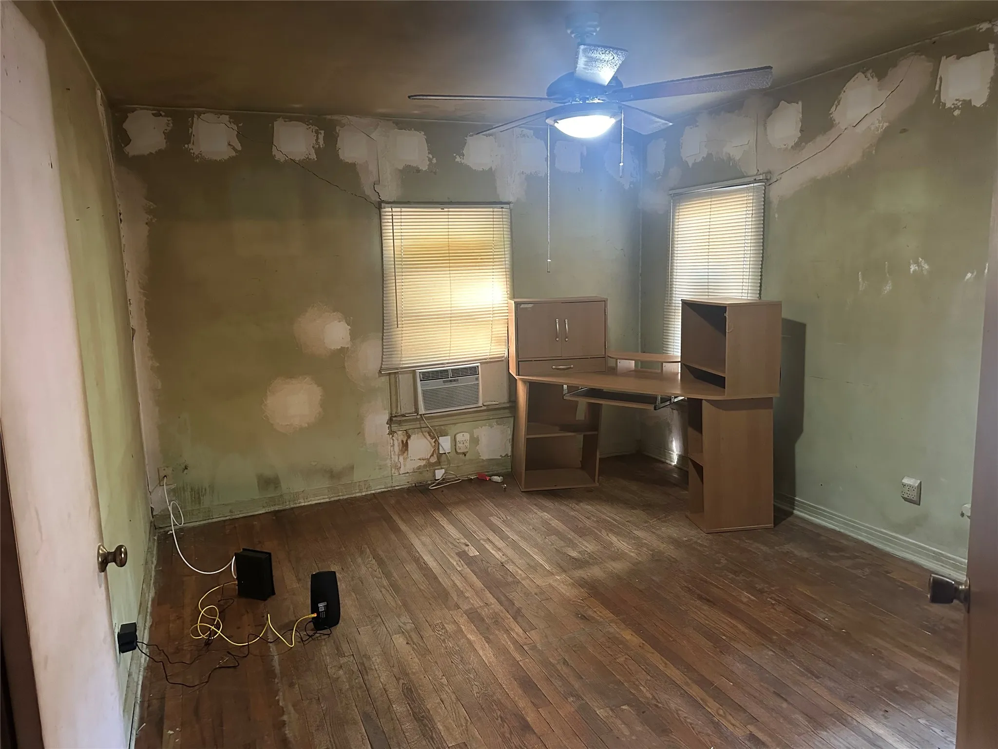 Single Family Residence For Sale in Tarrant County , 655 Crawford Street, Fort Worth, Texas 76104, 3 Bedroom, 1 Bathroom, Garage spaces, 1,105 Sqft, built in 1948, mls#21194314, Real Estate Agent in Fort Worth, Homes For Sale in Tarrant county, Homes For Sale in Fort Worth, Realtor in Fort Worth Texas, Real Estate Brokerage Independent Realty Texas, Luminita Cordes Realtor