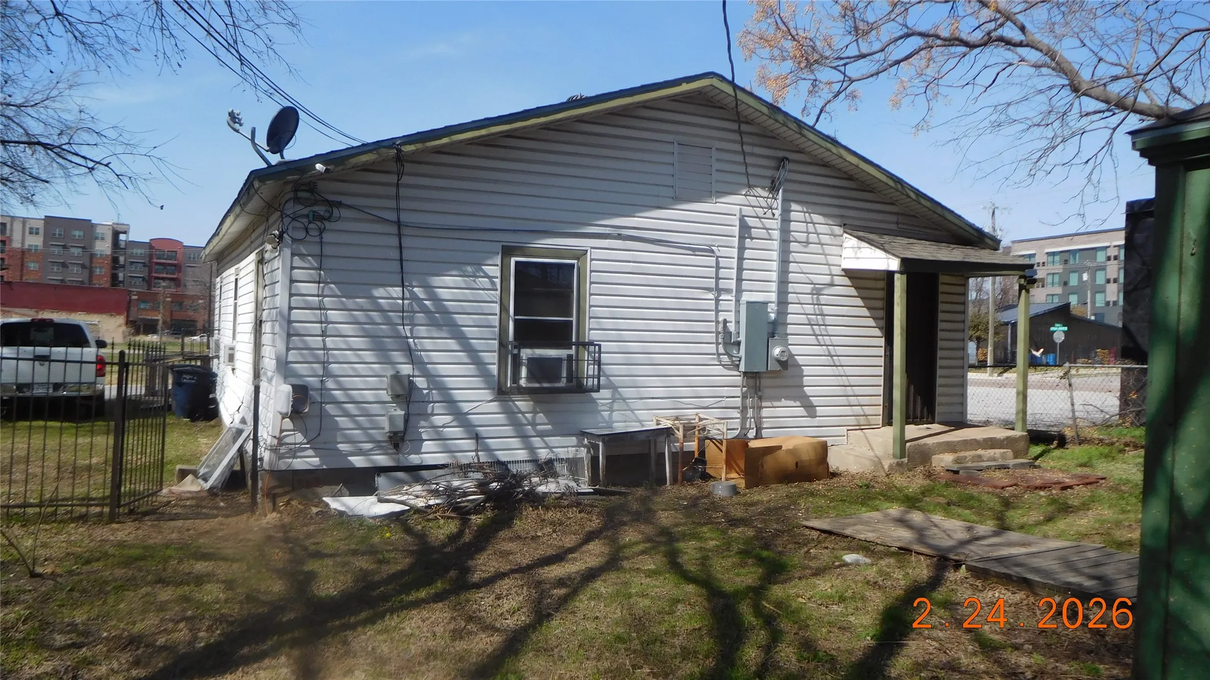 Single Family Residence For Sale in Tarrant County , 655 Crawford Street, Fort Worth, Texas 76104, 3 Bedroom, 1 Bathroom, Garage spaces, 1,105 Sqft, built in 1948, mls#21194314, Real Estate Agent in Fort Worth, Homes For Sale in Tarrant county, Homes For Sale in Fort Worth, Realtor in Fort Worth Texas, Real Estate Brokerage Independent Realty Texas, Luminita Cordes Realtor