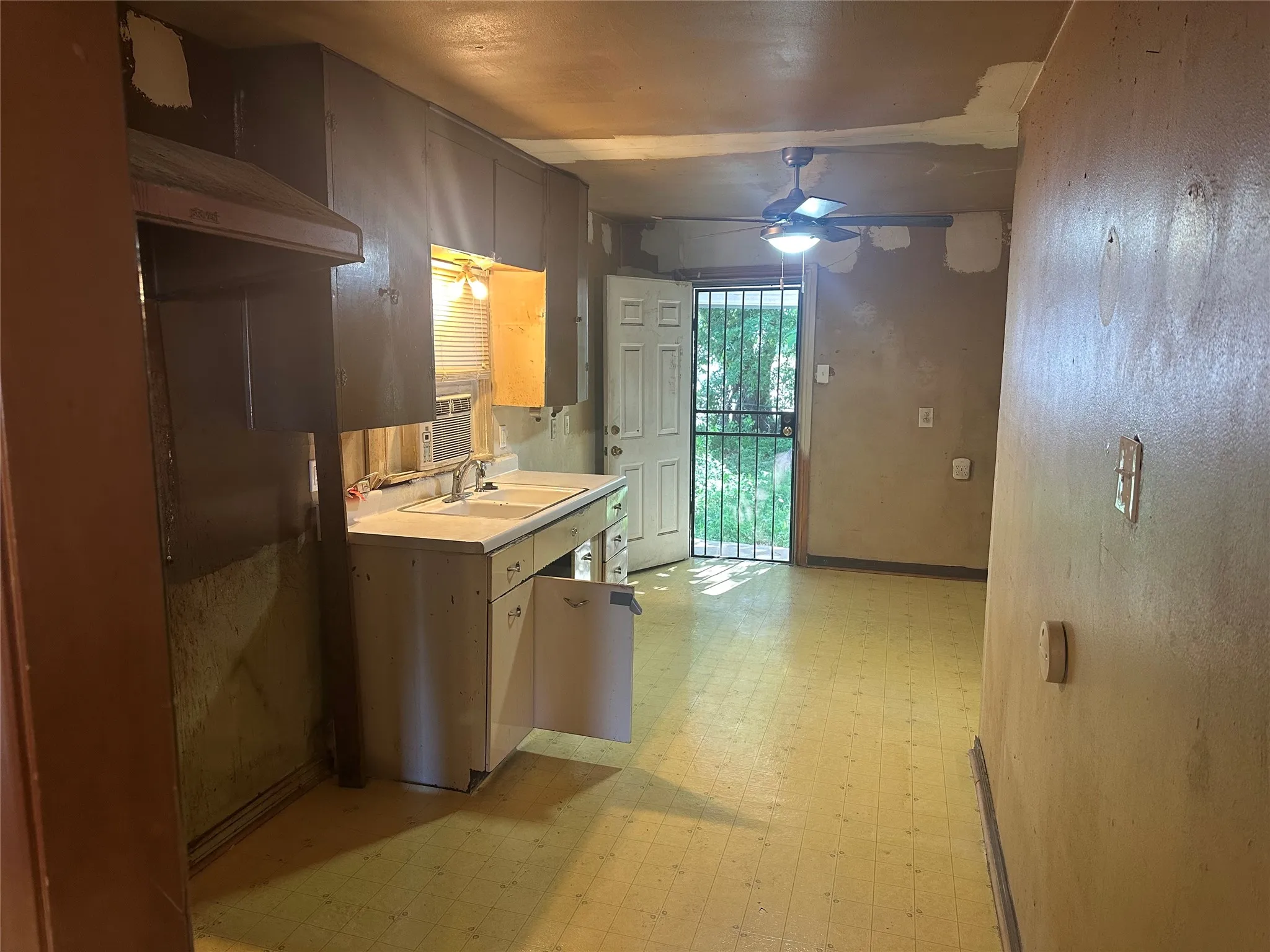 Single Family Residence For Sale in Tarrant County , 655 Crawford Street, Fort Worth, Texas 76104, 3 Bedroom, 1 Bathroom, Garage spaces, 1,105 Sqft, built in 1948, mls#21194314, Real Estate Agent in Fort Worth, Homes For Sale in Tarrant county, Homes For Sale in Fort Worth, Realtor in Fort Worth Texas, Real Estate Brokerage Independent Realty Texas, Luminita Cordes Realtor