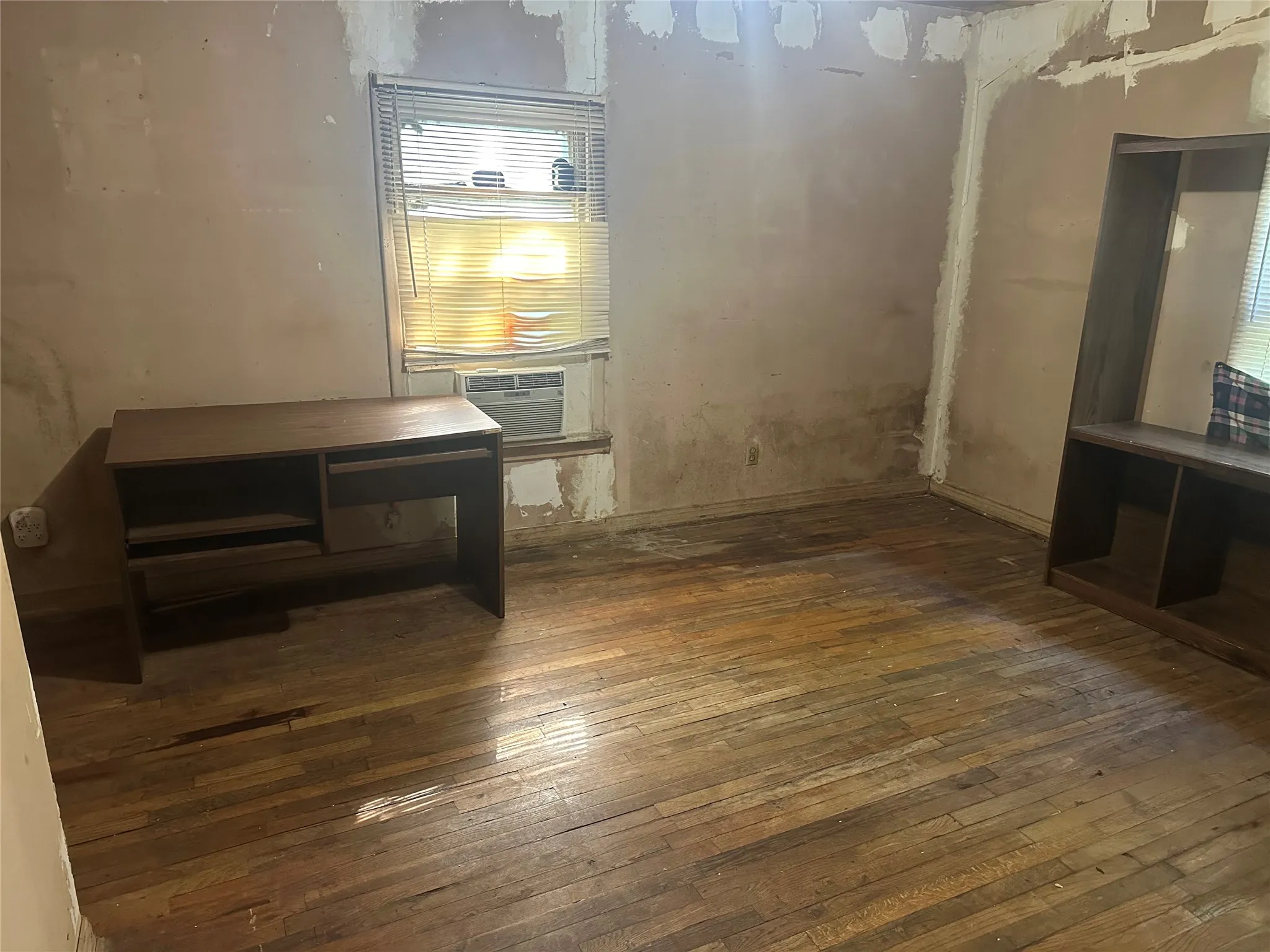 Single Family Residence For Sale in Tarrant County , 655 Crawford Street, Fort Worth, Texas 76104, 3 Bedroom, 1 Bathroom, Garage spaces, 1,105 Sqft, built in 1948, mls#21194314, Real Estate Agent in Fort Worth, Homes For Sale in Tarrant county, Homes For Sale in Fort Worth, Realtor in Fort Worth Texas, Real Estate Brokerage Independent Realty Texas, Luminita Cordes Realtor